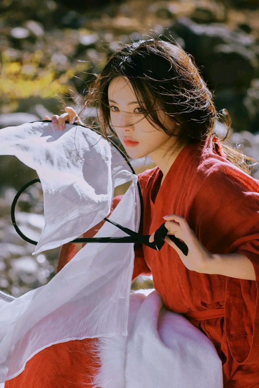 古典国风美人# #八卦娱乐明星# #杨超越# 杨超越古风雪山写真,真炼