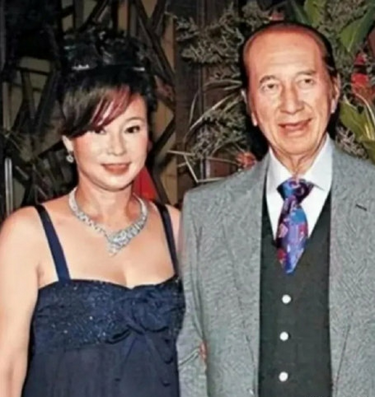 何超莲戴的卡地亚金钻豹项链,是赌王当年送三太的,全球仅此一条的珍藏