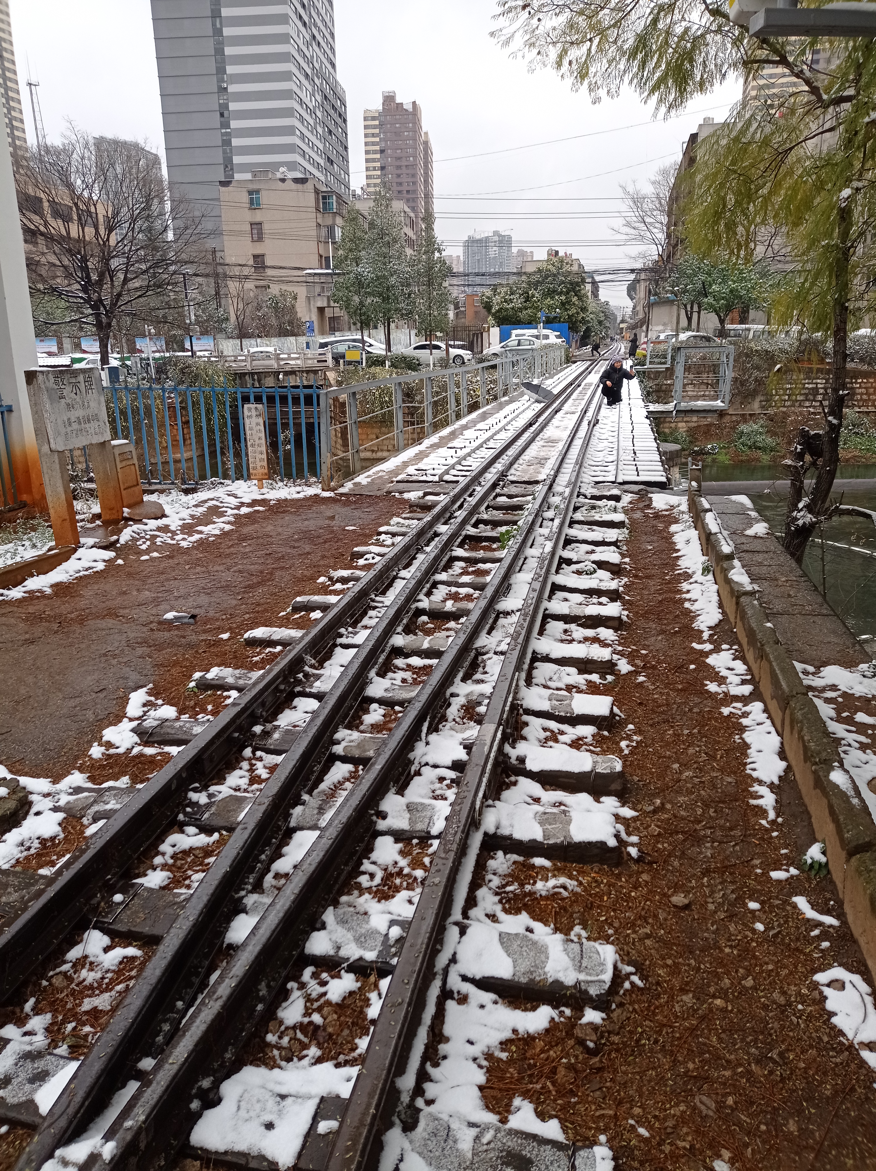 昆明下雪啦雪景美如画少见多怪的昆明人疯狂了