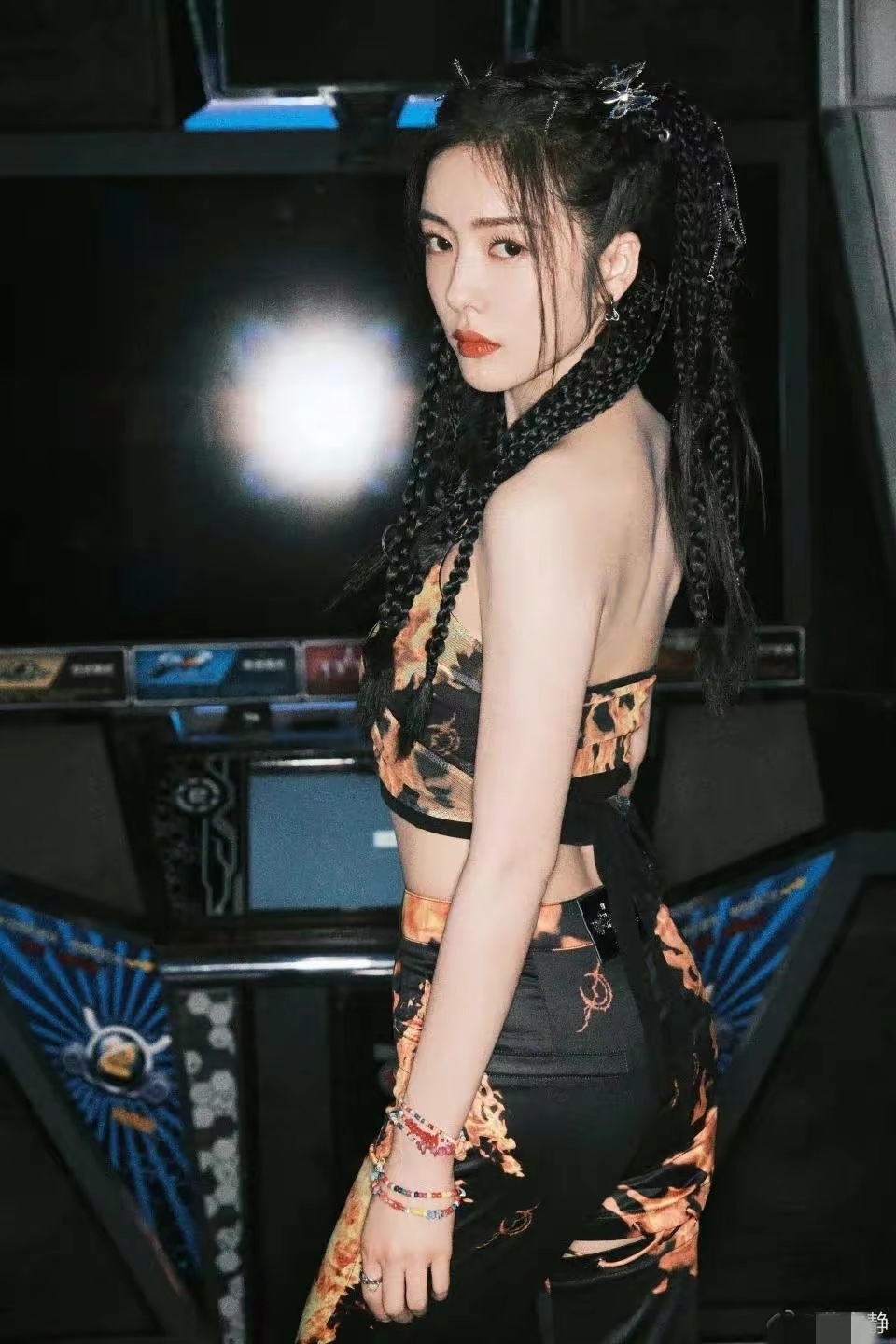 蔡文静扎双马尾麻花辫,青春气息扑面而来