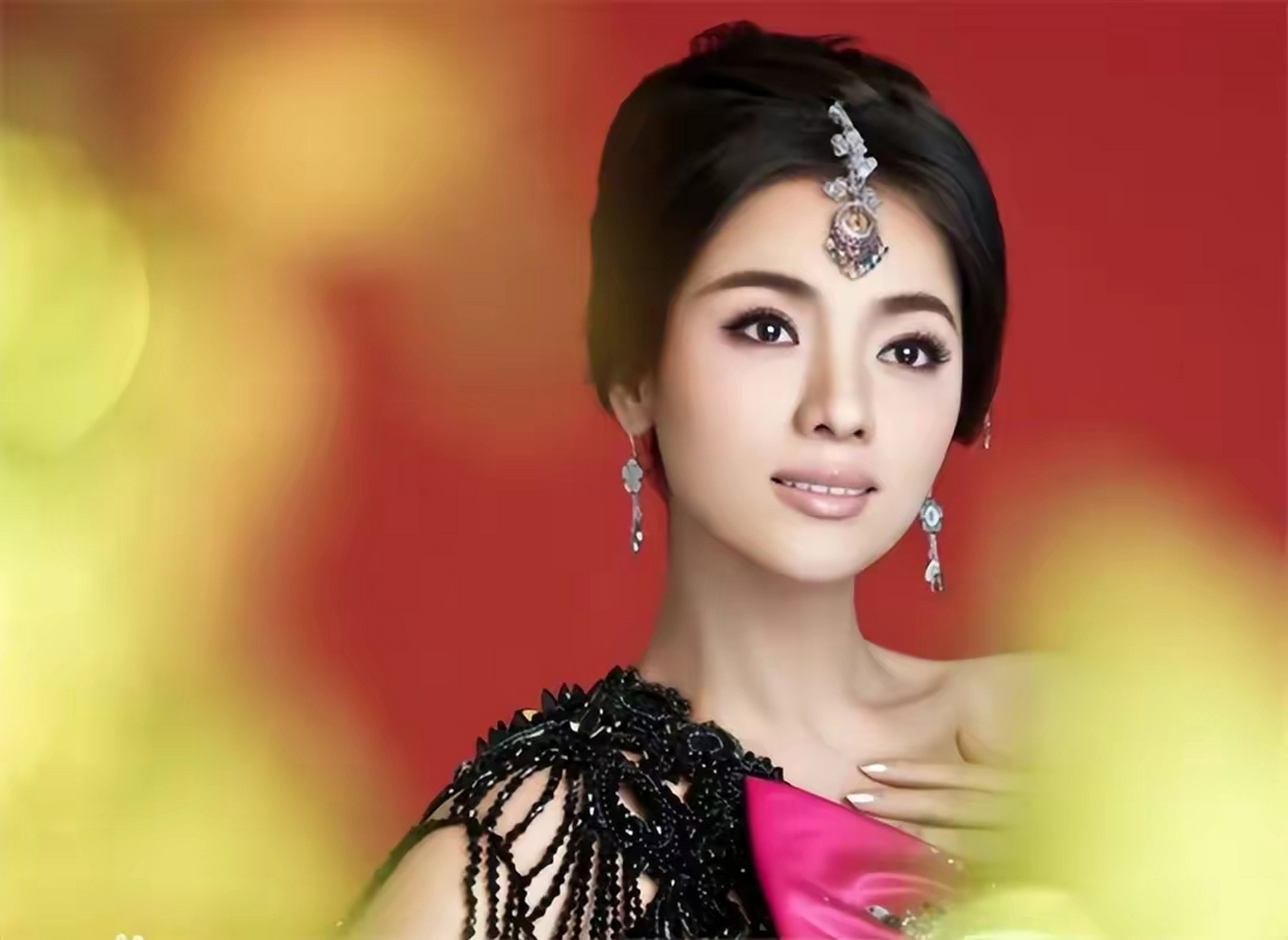 "民歌天后"陈思思:和小一岁歌唱家育一女,今46岁气质宛若天仙.