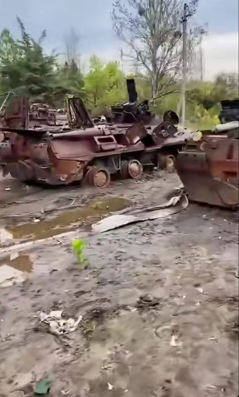 在俄乌战争前线,有大量被乌克兰军队摧毁的俄罗斯坦克和装甲车,堆积