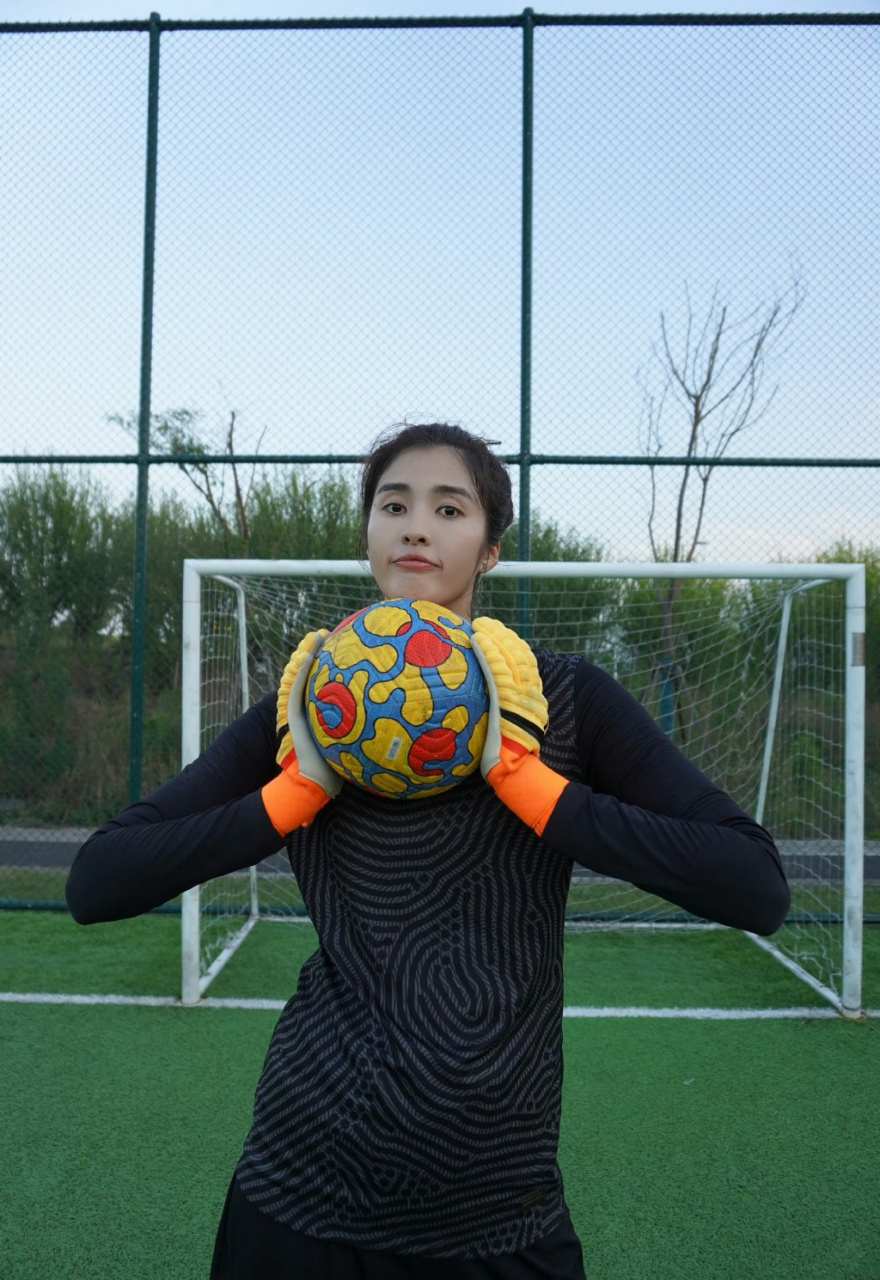 赵丽娜是被称为最美门将的女足球员,1991年出生在上海,2015年入选中国