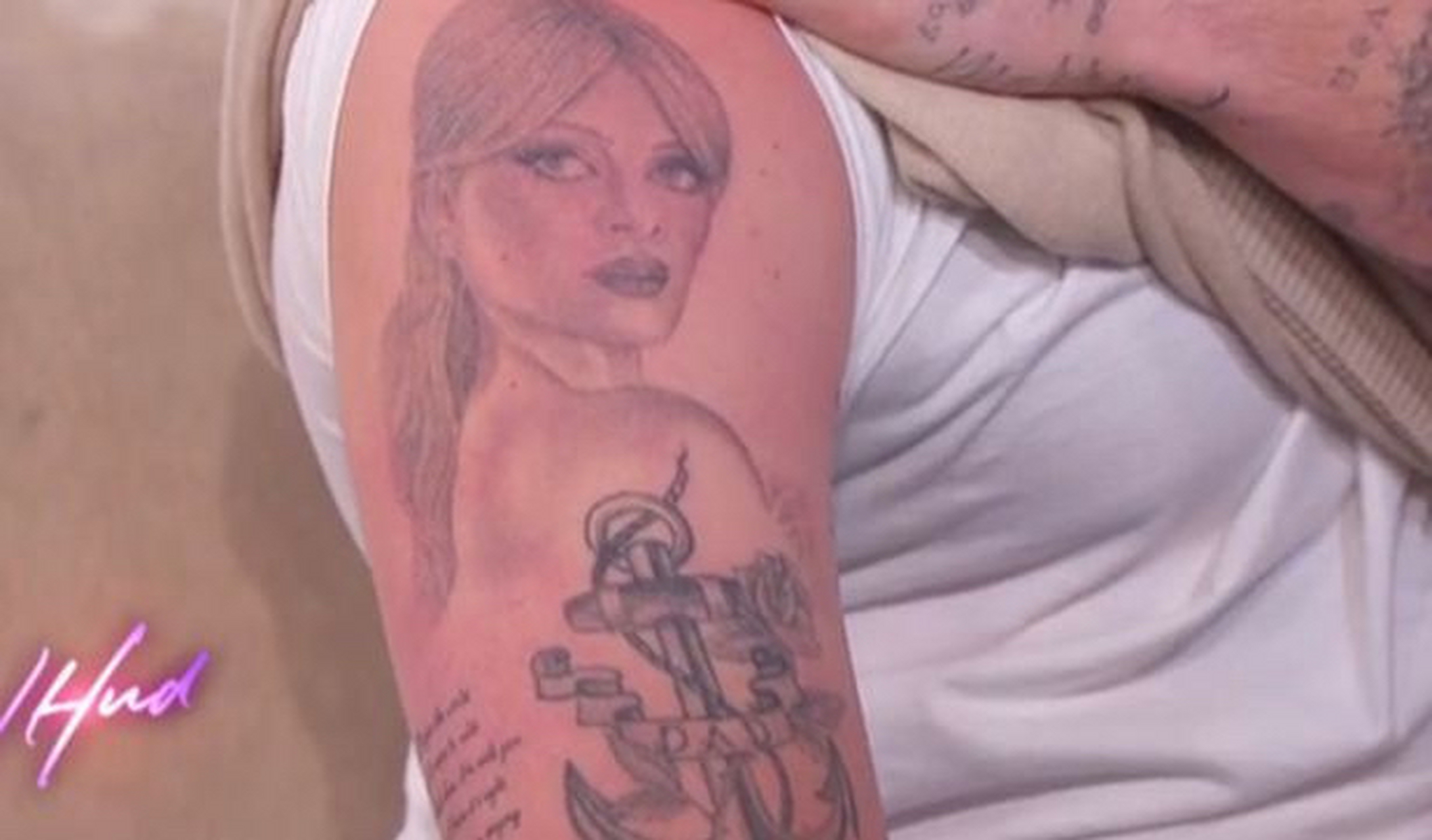 小贝的大儿子布鲁克林·贝克汉姆身上有多达80~100个纹身,其中许多是