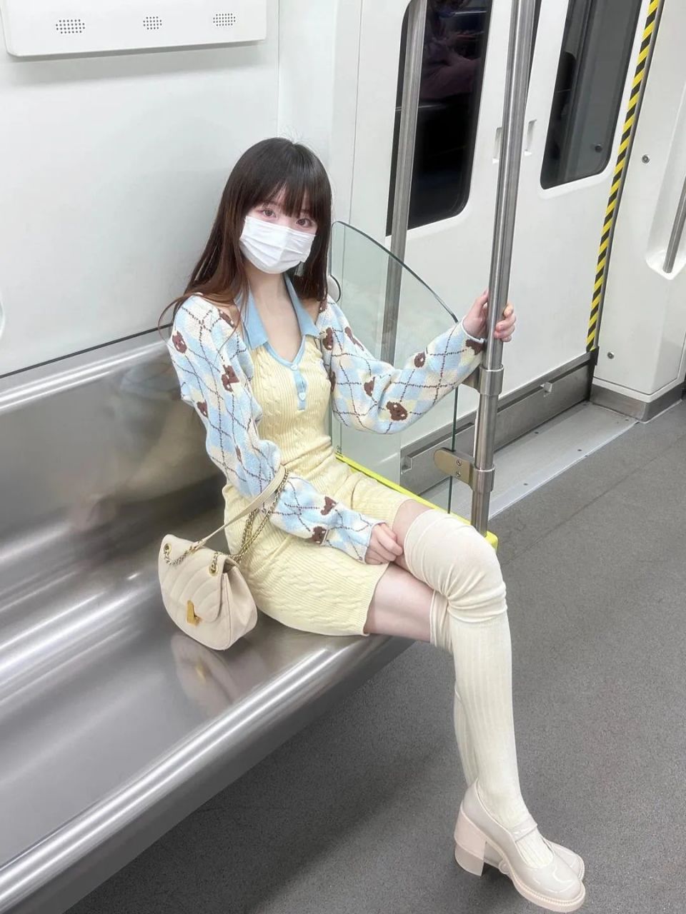 地铁美女时尚穿搭