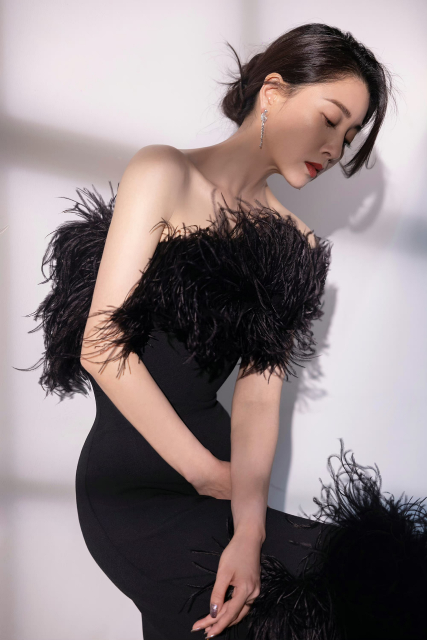 殷桃太美了,看她出席第28届上海电视节白玉兰奖造型,一袭黑色羽毛长裙