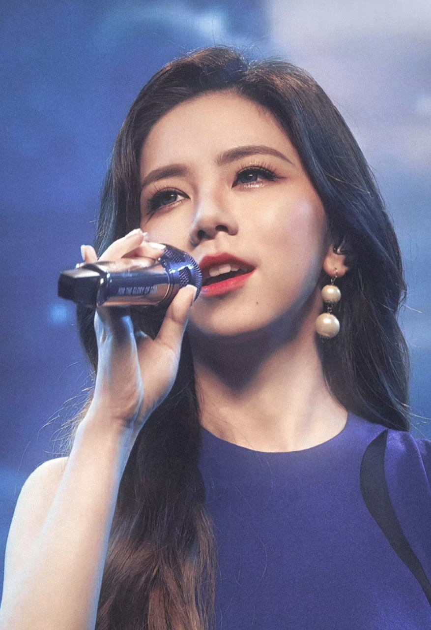 太喜欢邓紫棋拿话筒的方式了[打call]