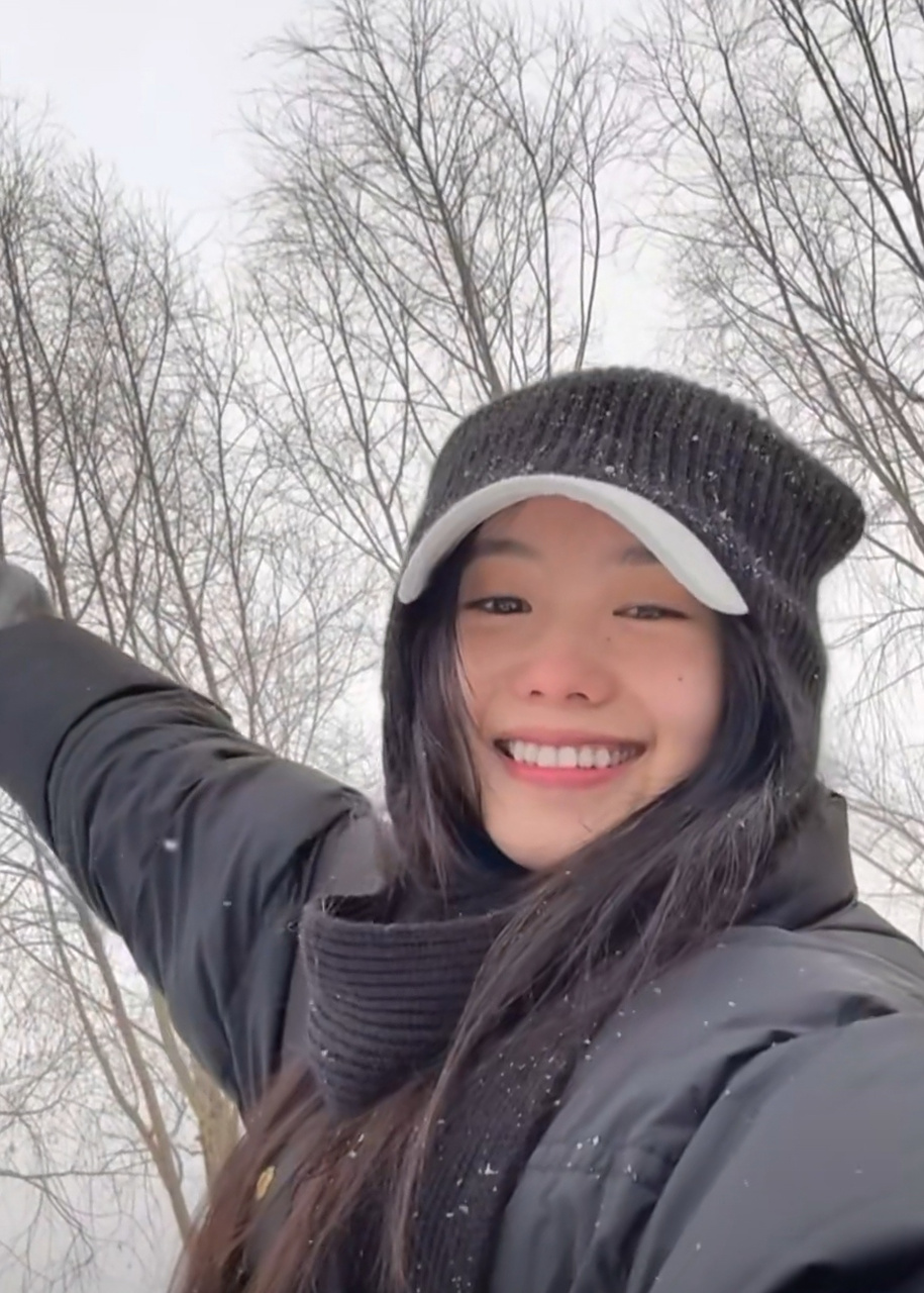 刘浩存回家乡看雪景,在雪地里甜笑自拍灵动十足.