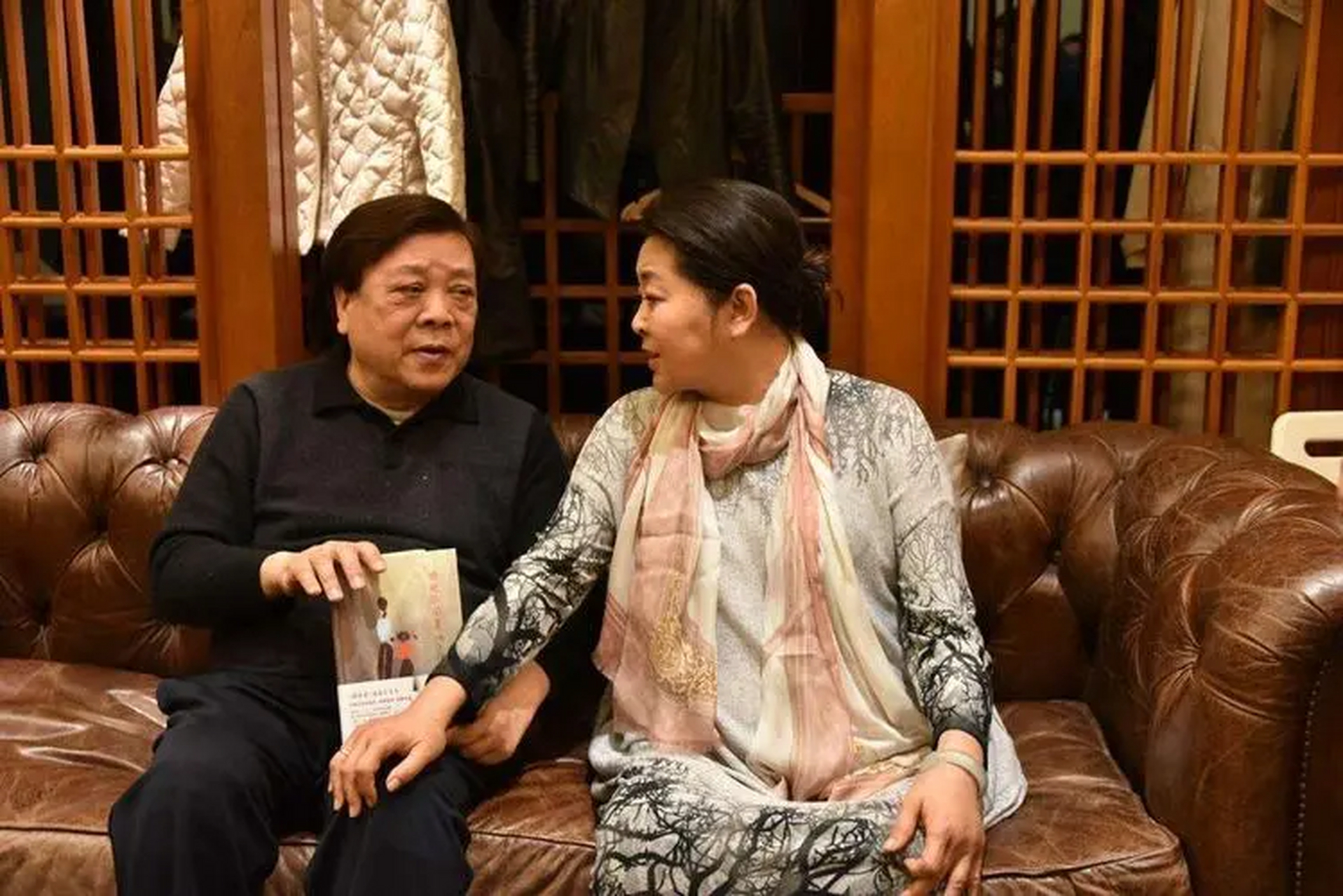 2020年,赵忠祥离世前,让身边人都离开,单独将倪萍留在身边.