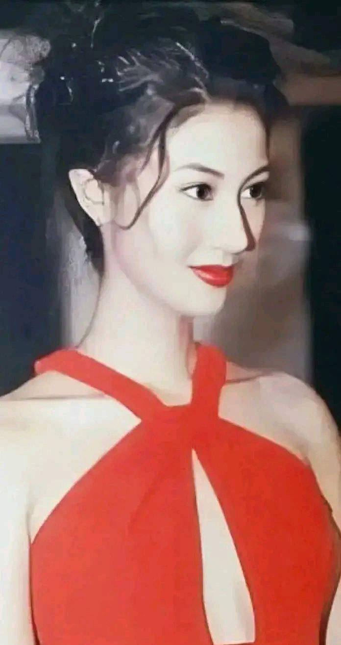 李嘉欣颜值太高导致很多人忽略了她的身材