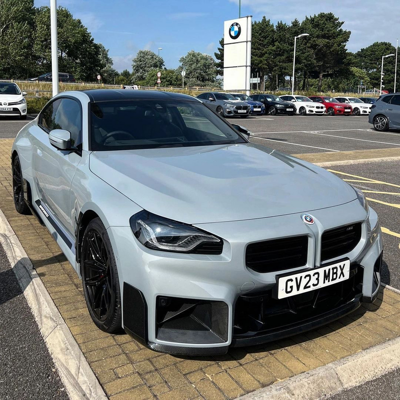 大家都说宝马2系的外观不好看,那么这台g87 宝马m2 m-performance