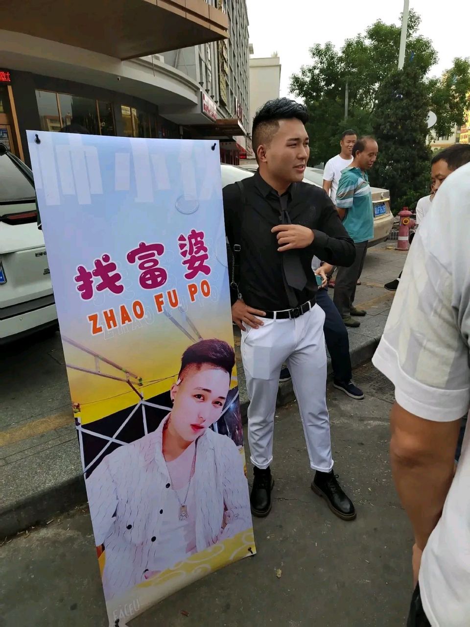 小伙子还是有点帅的,身高1米7以上 棱角分明,看起来20出头.