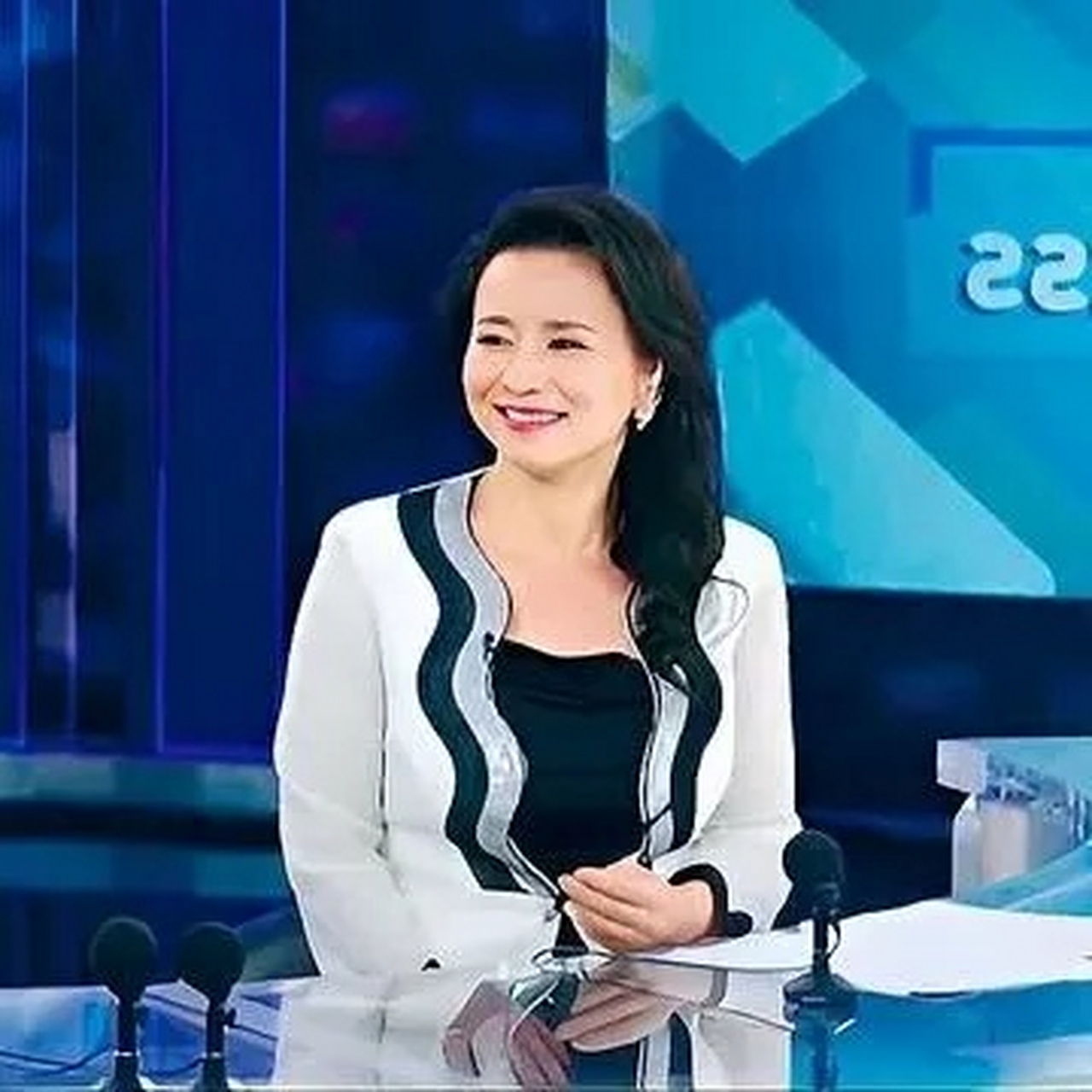 2020年底的一次经济论坛上,央视主持人成蕾脱口而出一句话,让她暴露了