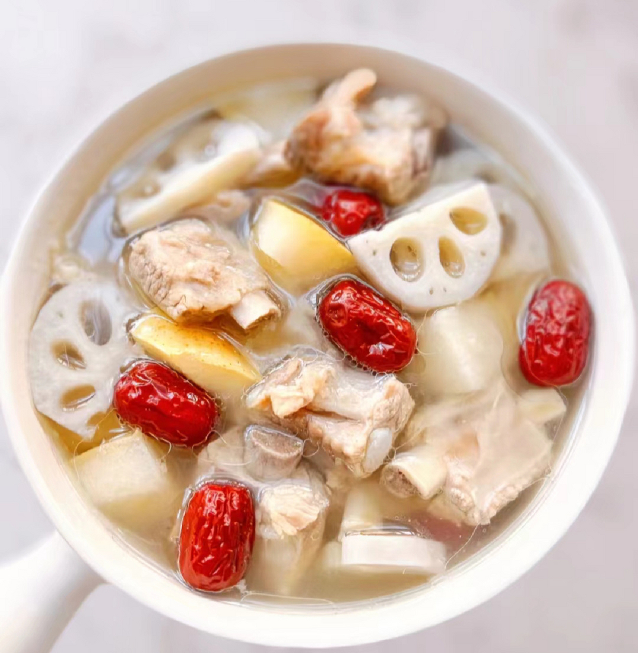 一,雪梨莲藕排骨汤 材料:雪梨,红枣,排骨,莲藕,葱姜 制作步骤: 1