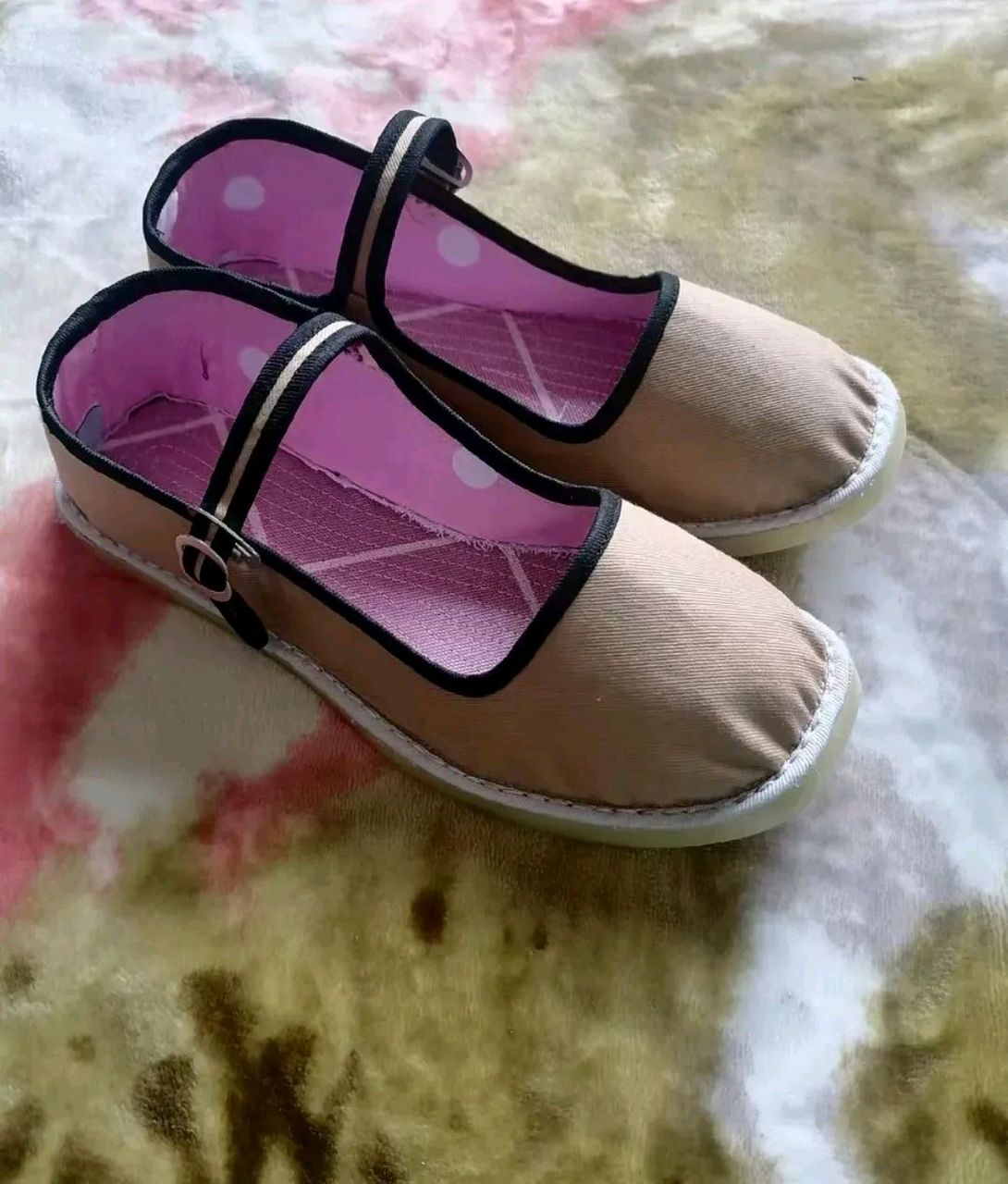 七零后的我,小时候就是穿这样的布鞋长大.