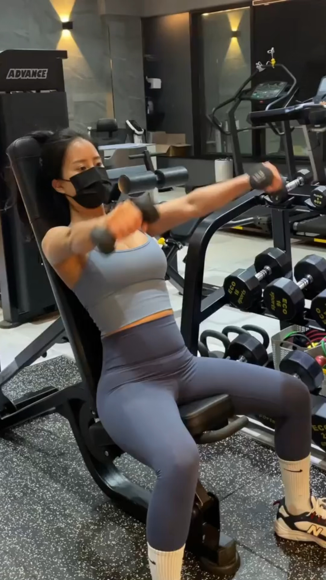 健身美女塑形有妙招丰腴身材尽显魅力