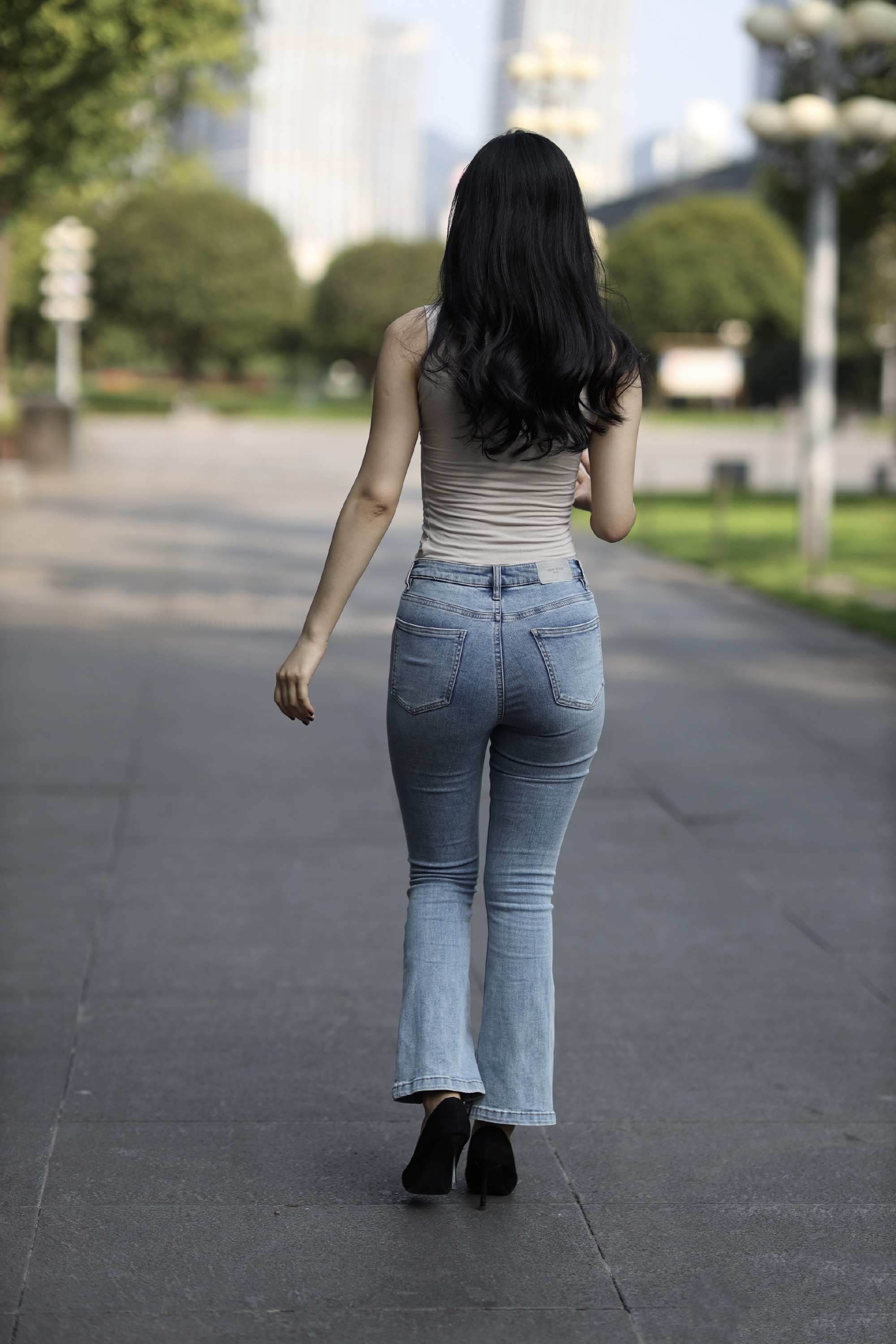 牛仔裤女背影街拍图片