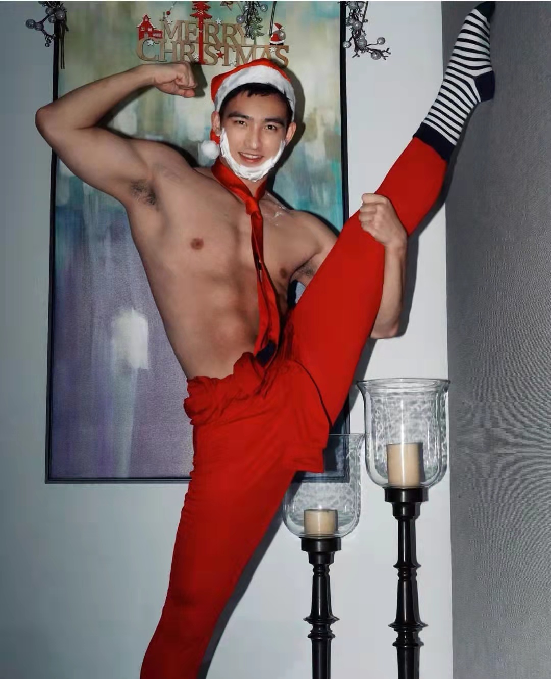 肌肉男神毛若懿变身圣诞老人大秀完美身材