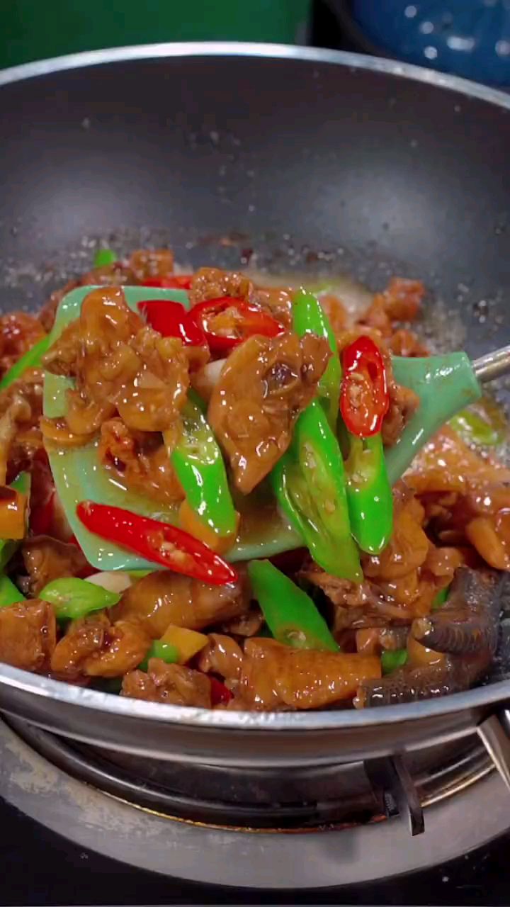 分享美食青椒炒鸡做法
