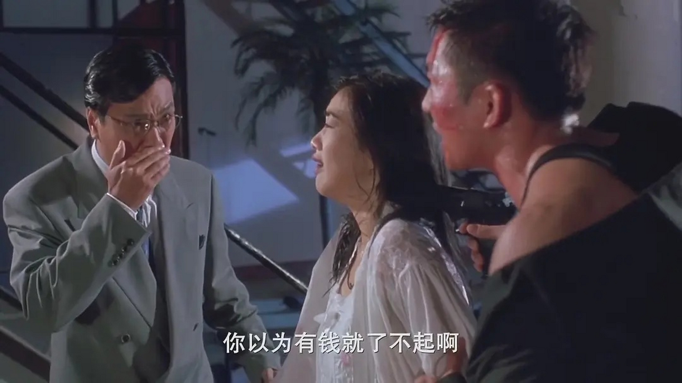 心狠手辣的歹徒将富豪女友杨倩儿挟持,恶狠狠地对杨倩儿的保镖说"你在