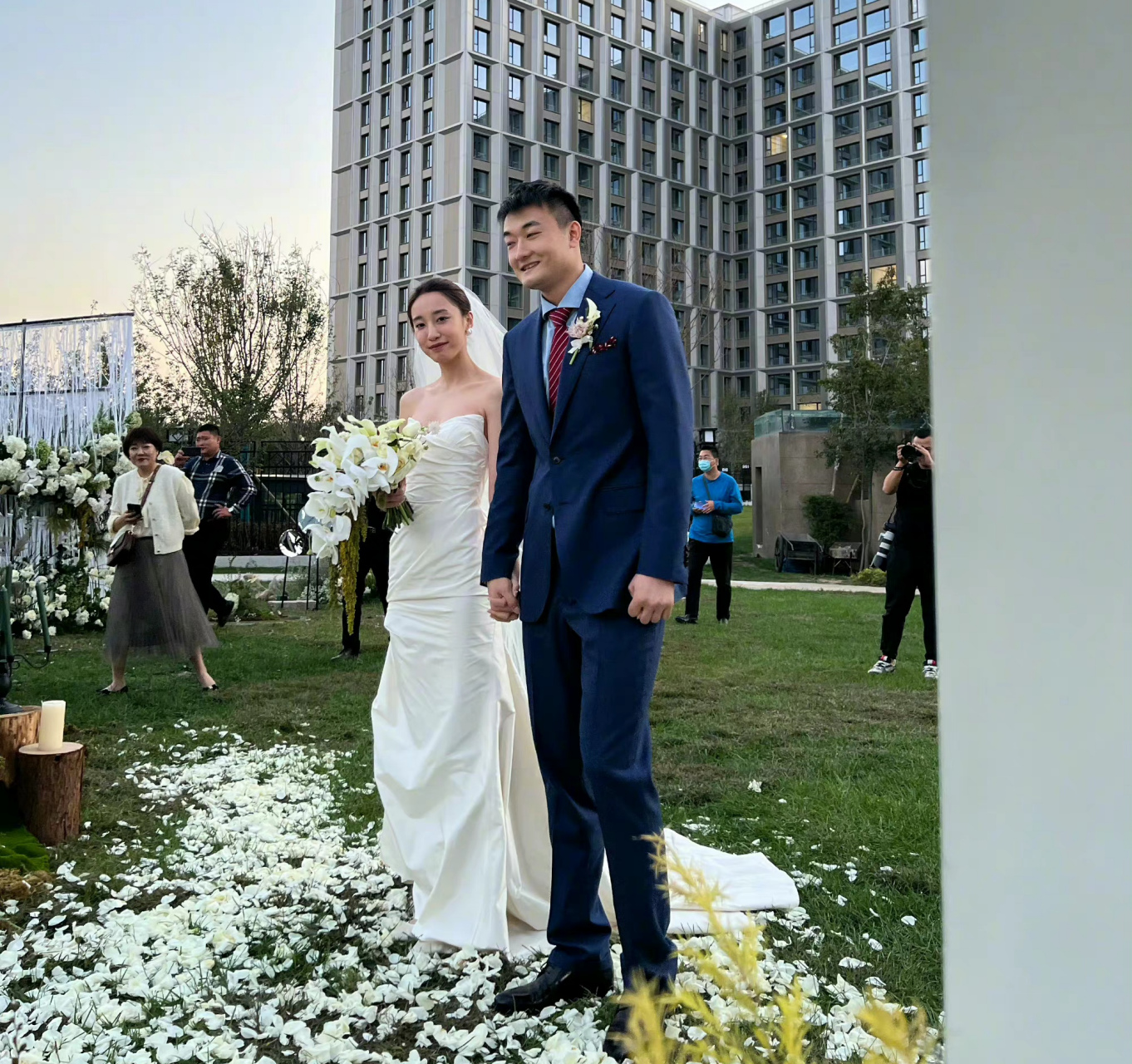 9月25日,辽宁男篮球员丛明晨大婚