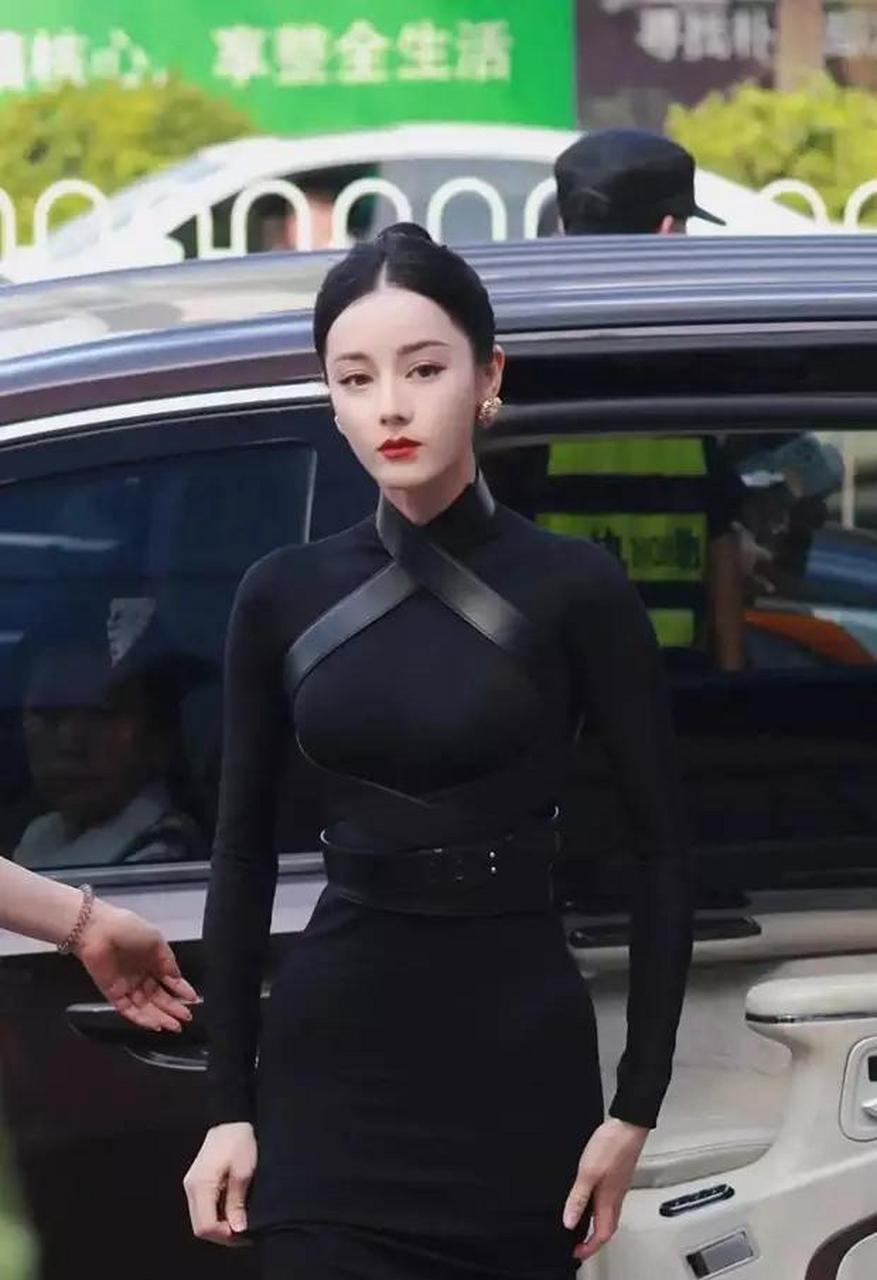 迪丽热巴这身黑色紧身裙,身材比例真好,从脸蛋到身材都是极品!