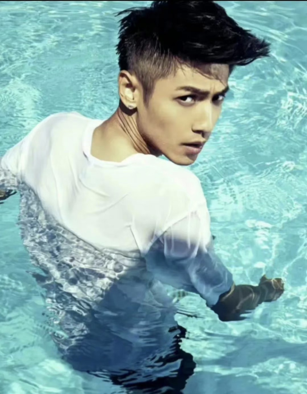 罗云熙硬汉造型,泳池,白t,若隐若现的腹肌,不得不说罗云熙还是有点