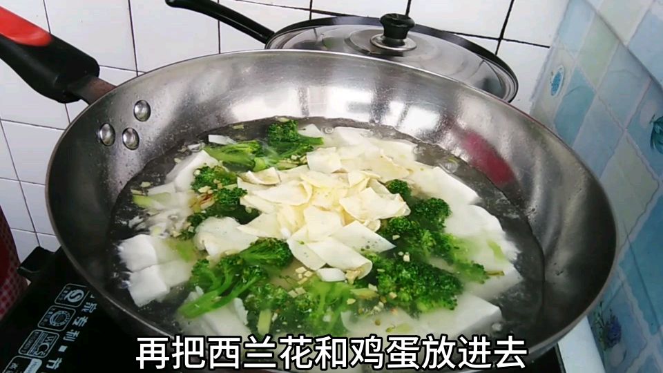 西兰花豆腐汤的家常做法,口感清淡不油腻,非常适合夏天喝