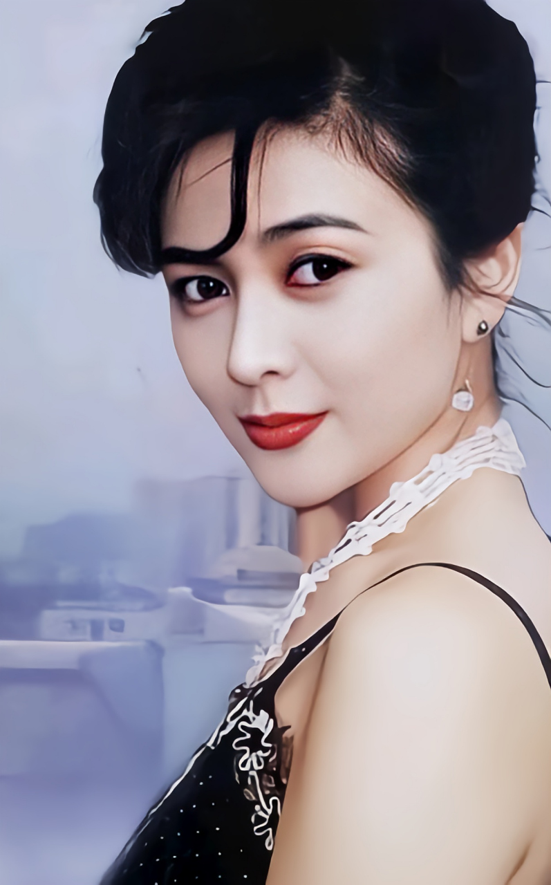 关之琳年轻时候的颜值可以封神了,用国色天香来形容一点都不为过,你说