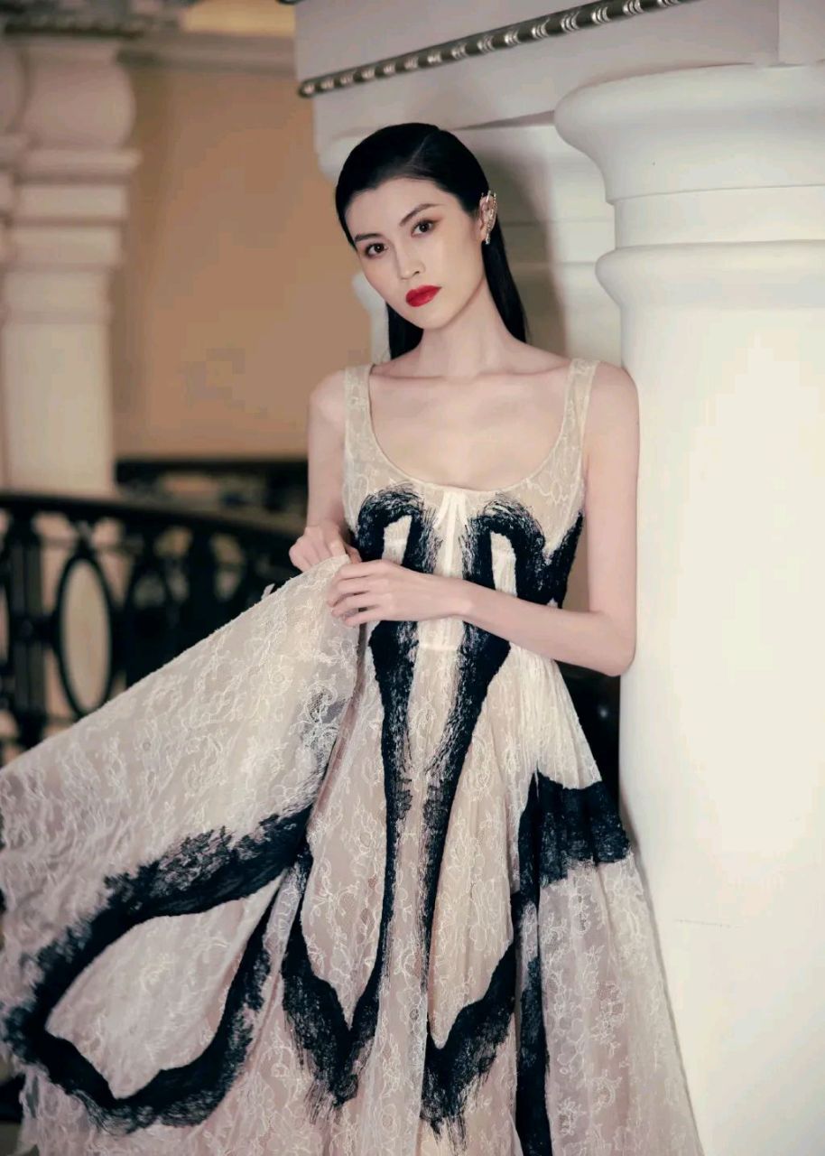 毕业于天津工业大学,中国女模特,也是国际超模  何穗,小时候体质特别