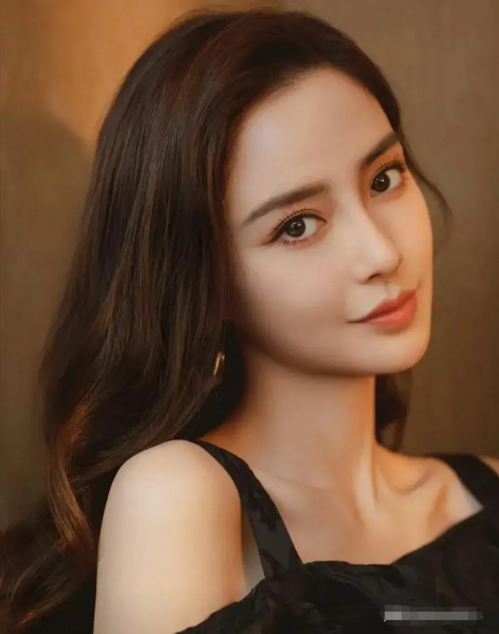 黄晓明angelababy疑似复婚! 再戴1000万婚戒共度一晚.