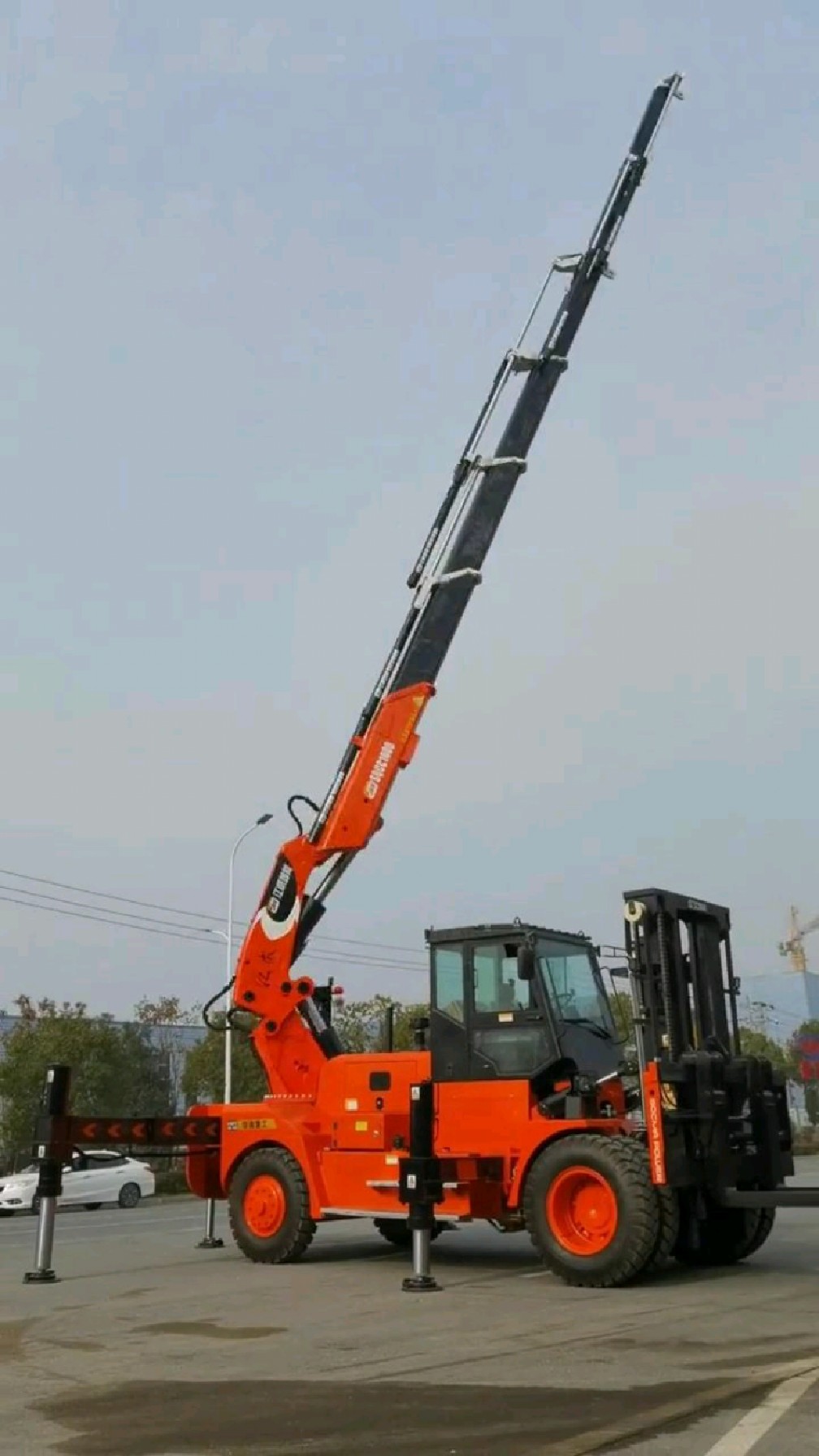 前面叉车后面带折臂吊,4米吊25吨,伸缩6节工作半经15.