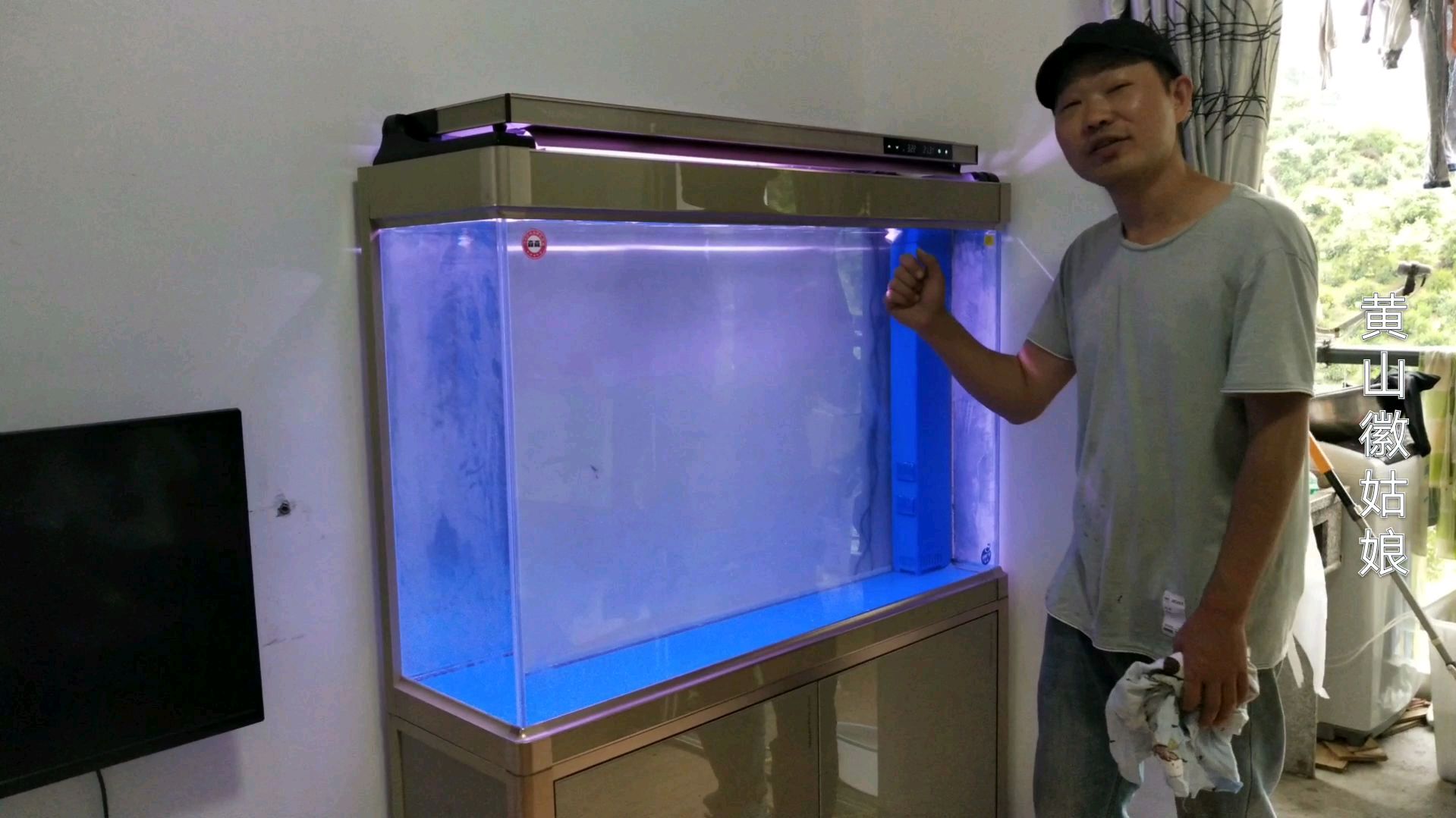 小伙花2000多买了个鱼缸,组装后很漂亮,媳妇说客厅都上档次了
