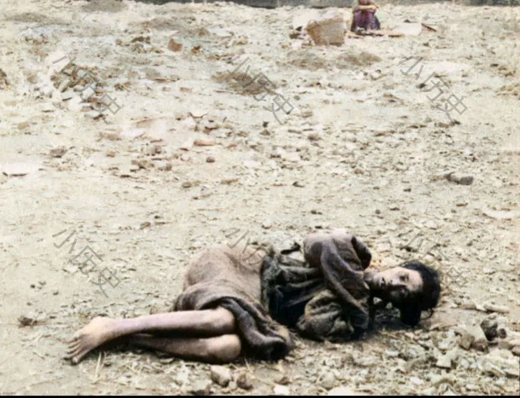 1903年,广州,一个乱葬岗附近女乞丐躺在地上即将饿