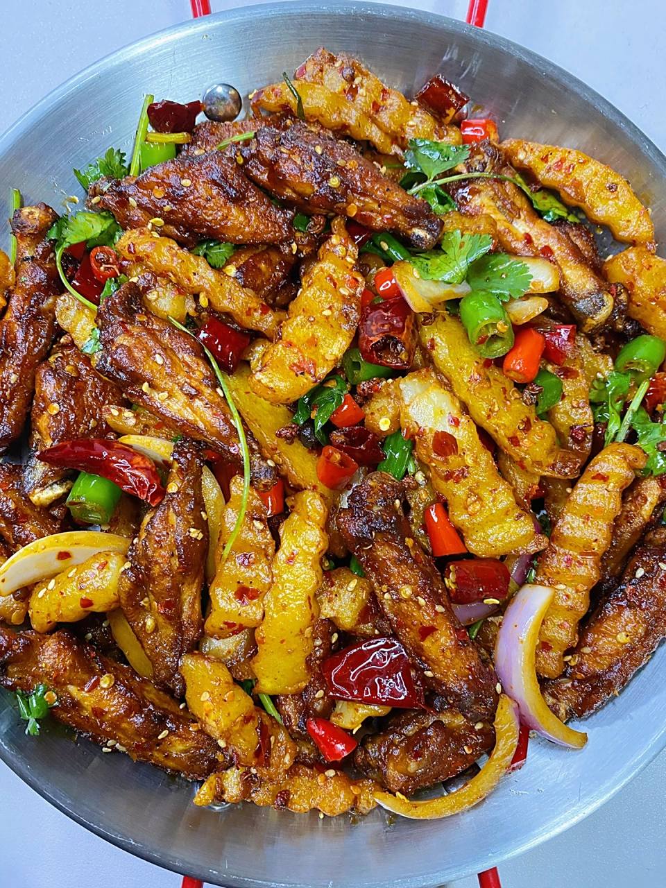 麻辣干锅鸡翅 麻辣干香 好吃到舔手指95食材: 9个鸡翅,土豆,葱姜蒜