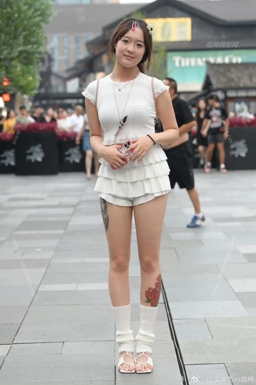 活泼可爱的纹身女孩#时尚街拍