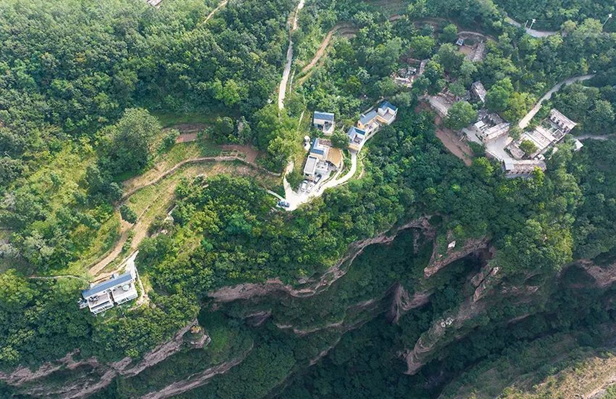 漏子头村位于林州市石板岩镇北部大峡谷西侧的太行山山崖上.