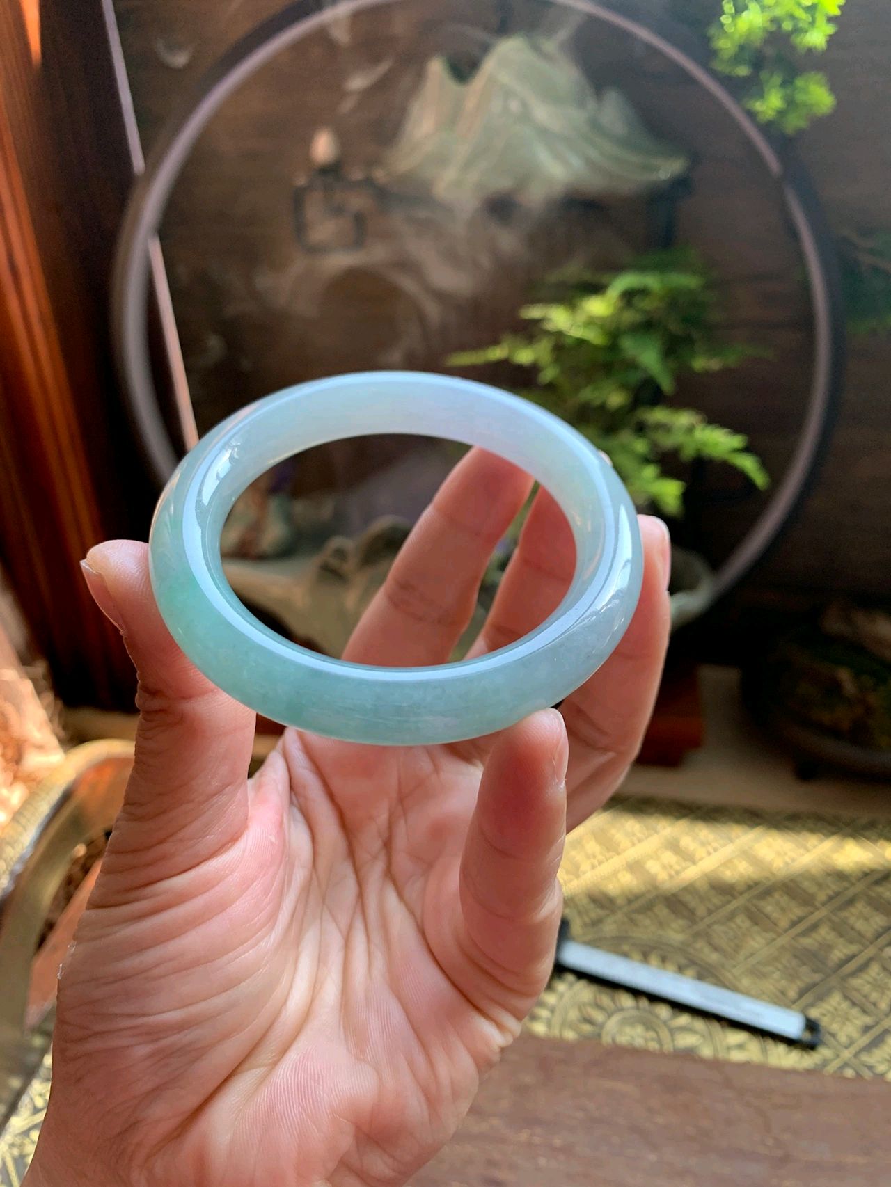 高冰天空蓝,带点紫肉质细腻种水好翡翠手镯