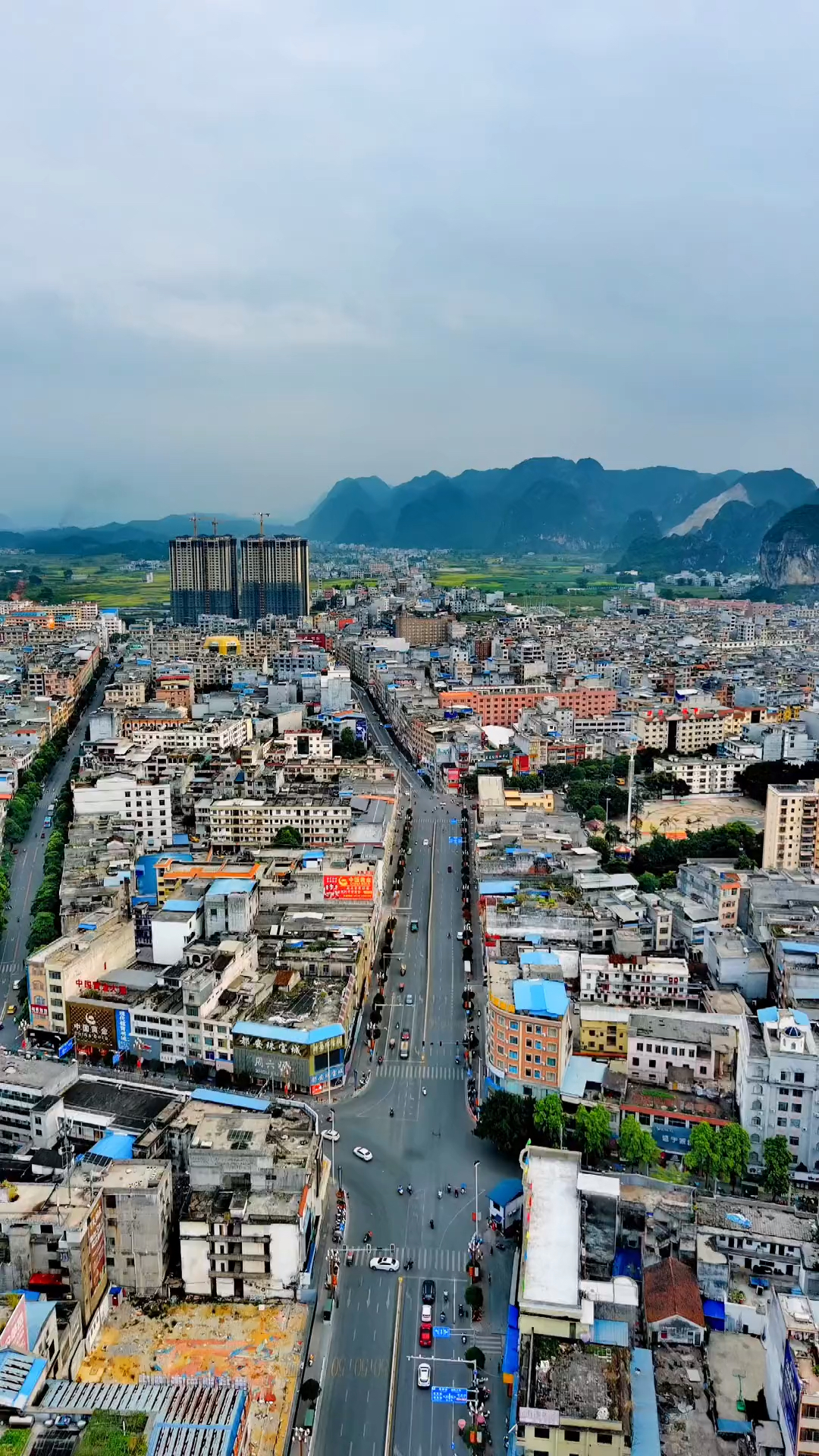 小县城的生活,简单而温馨#壮话 #航拍最美家乡#广西都安