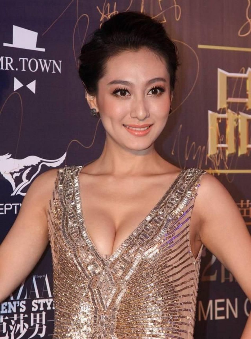 董维嘉,着深v真空裙,大秀身材,虽已37岁,依然美丽