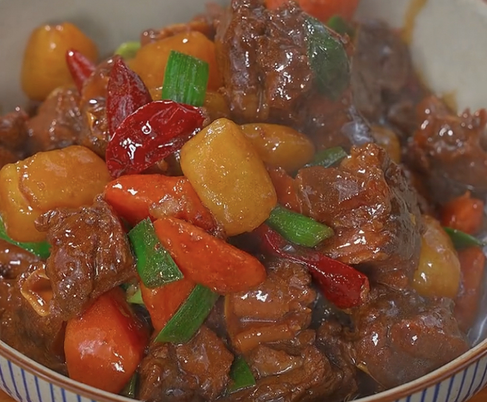 入秋后第12道菜【黄焖牛肉】  大家好我是张大神美食,来自于山东的一