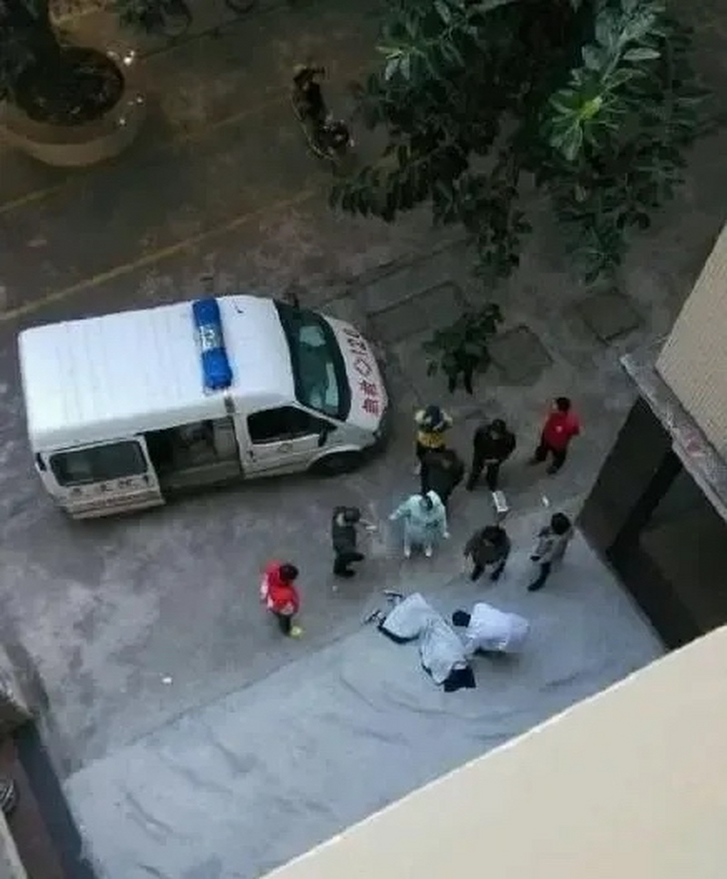 前几天,一个高中的高二学生跳楼自杀了,当场身亡,据了解,这个高中学生