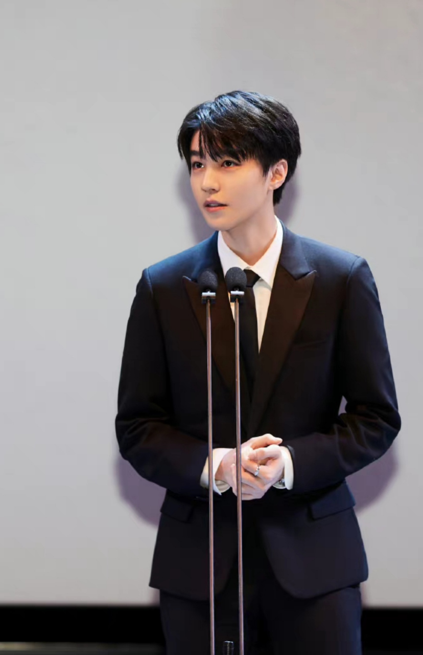 王俊凯参加电影节活动,食指戴戒指好时尚,一身黑西装穿在他身上一点不