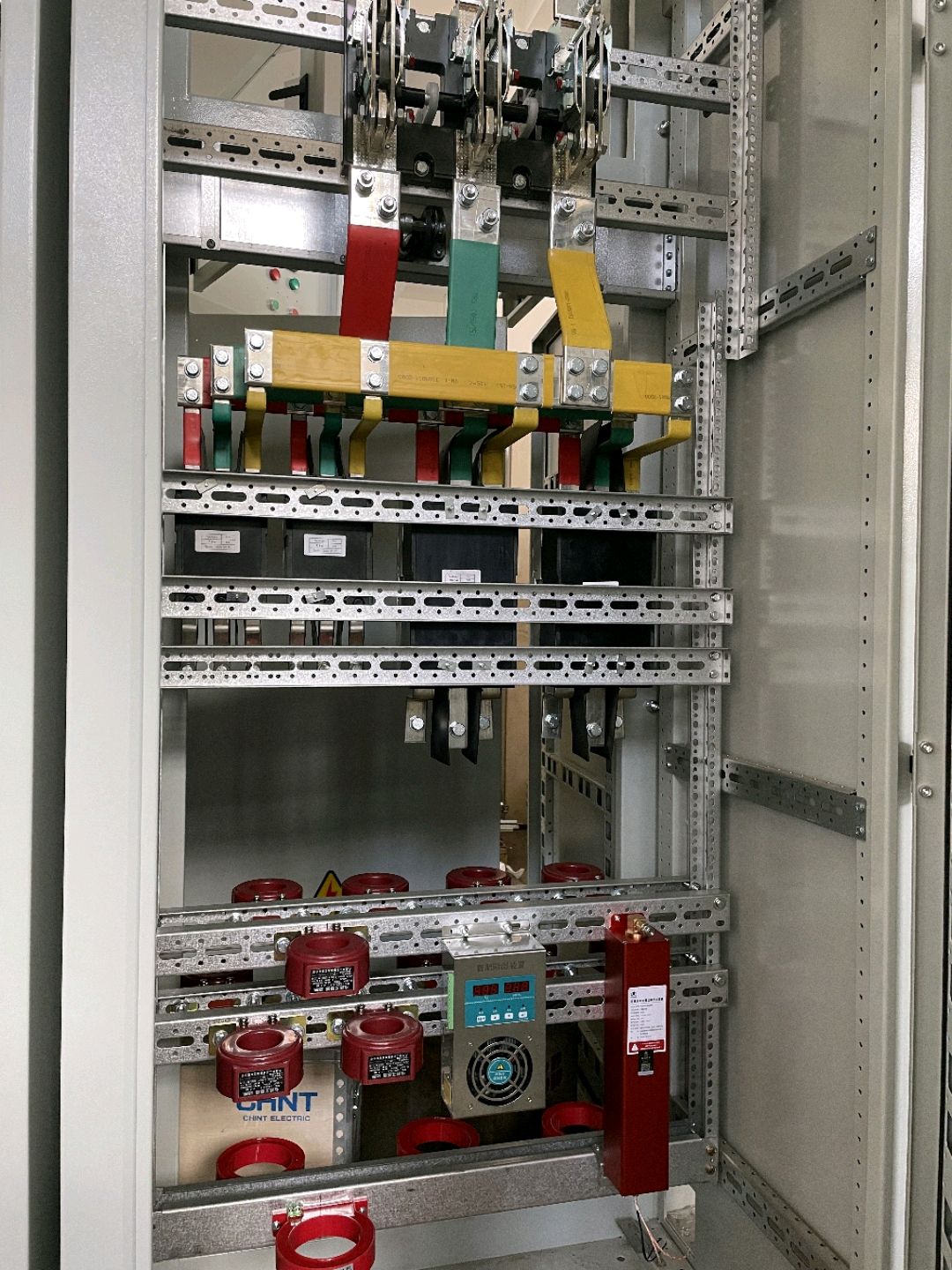 全氟己酮灭火装置高低压配电柜安装实况