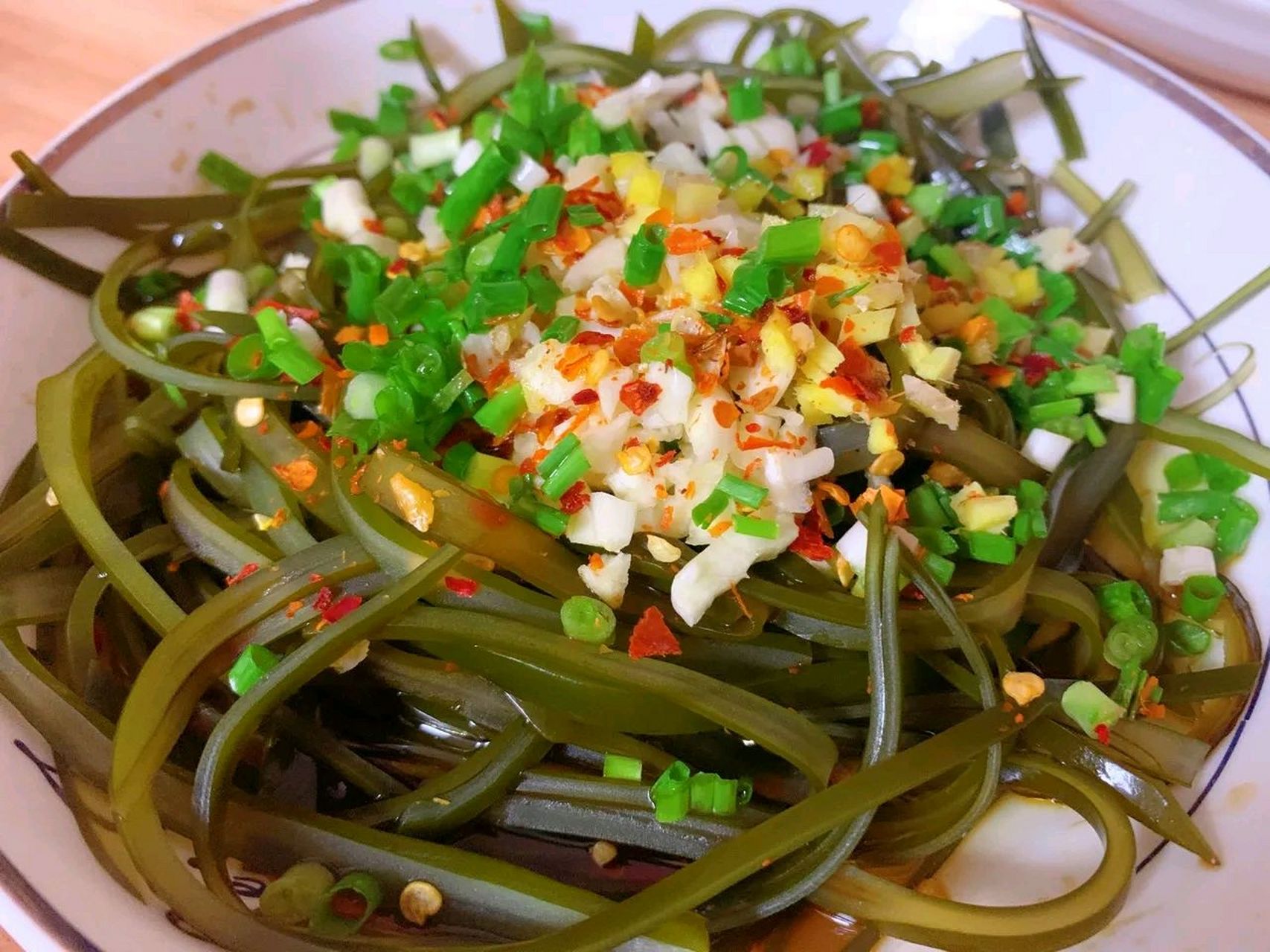 凉拌海带丝是一道家常菜,口感清爽,香气四溢,适合夏天消暑.