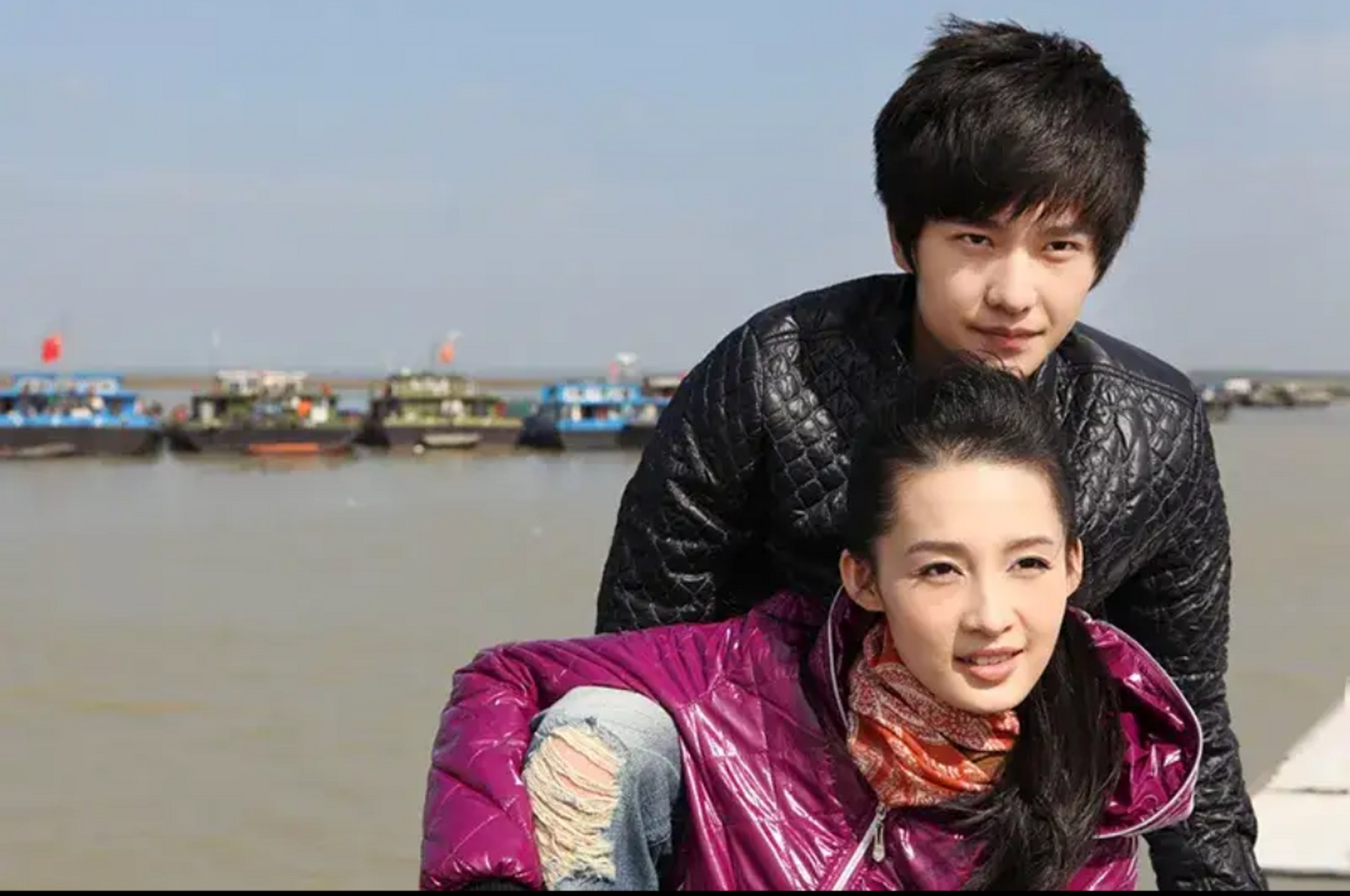 19岁的杨洋,20岁的李沁,他们在《新红楼梦》的舞台上相识,青涩的面孔