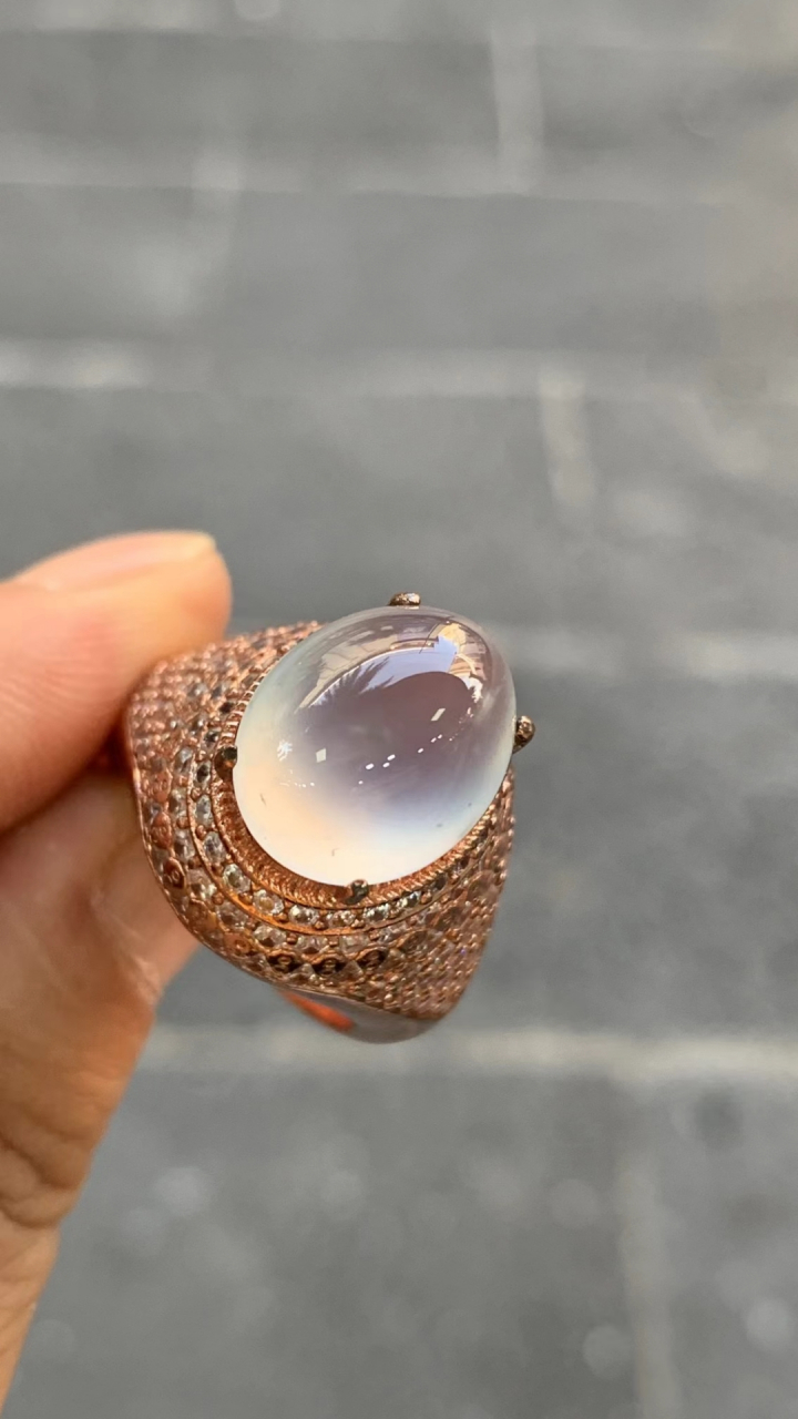 点击头像看直播# #翡翠# 翡翠戒面高冰高透,质地纯净灵动,内部似水