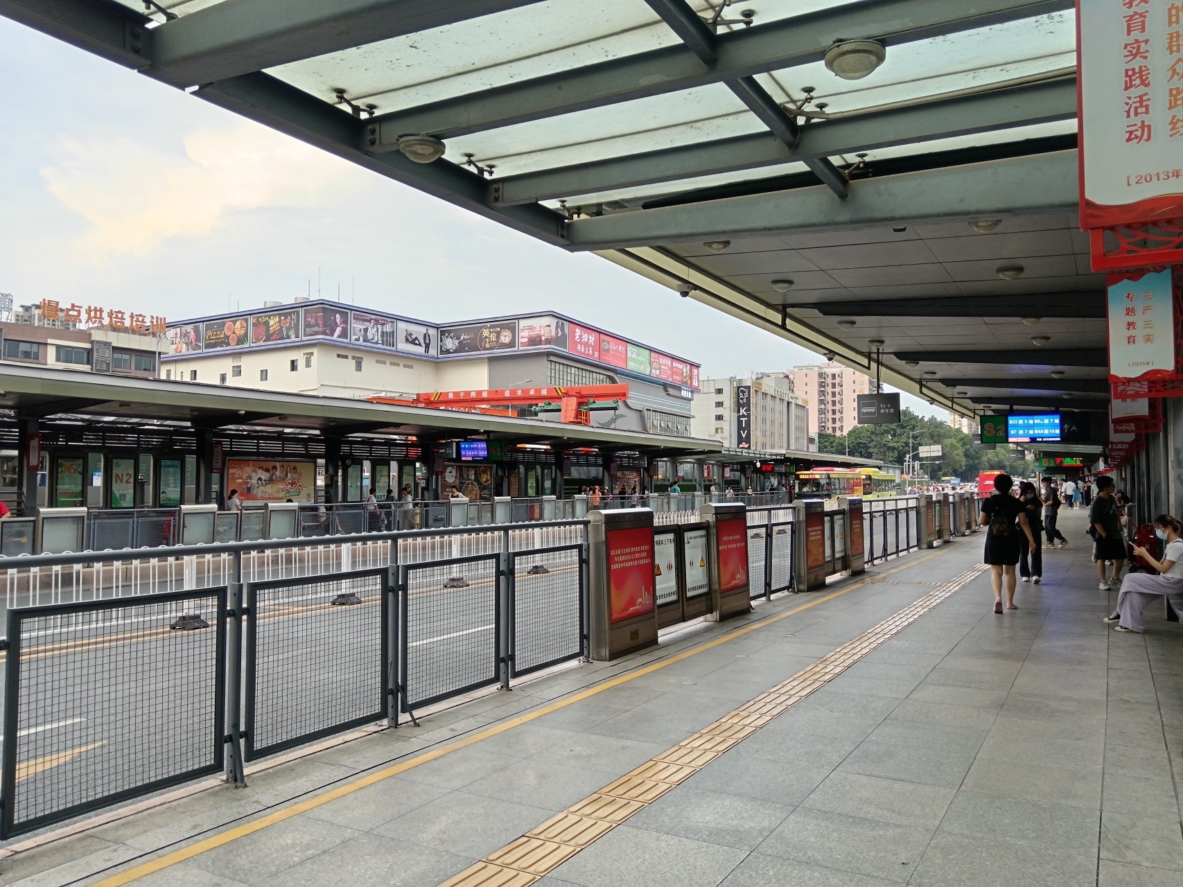 广州快速公交道称brt,只可以公交车走的道这样来达到快的目的.