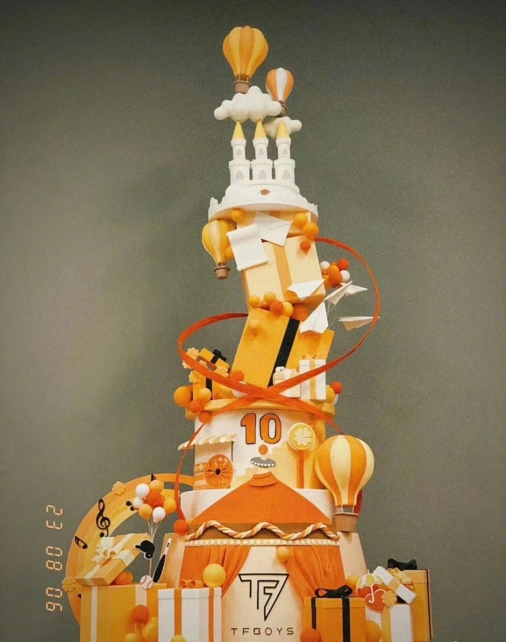 来看一下tfboys十周年蛋糕原本的样子,造型还挺好看的,有好多小细节的