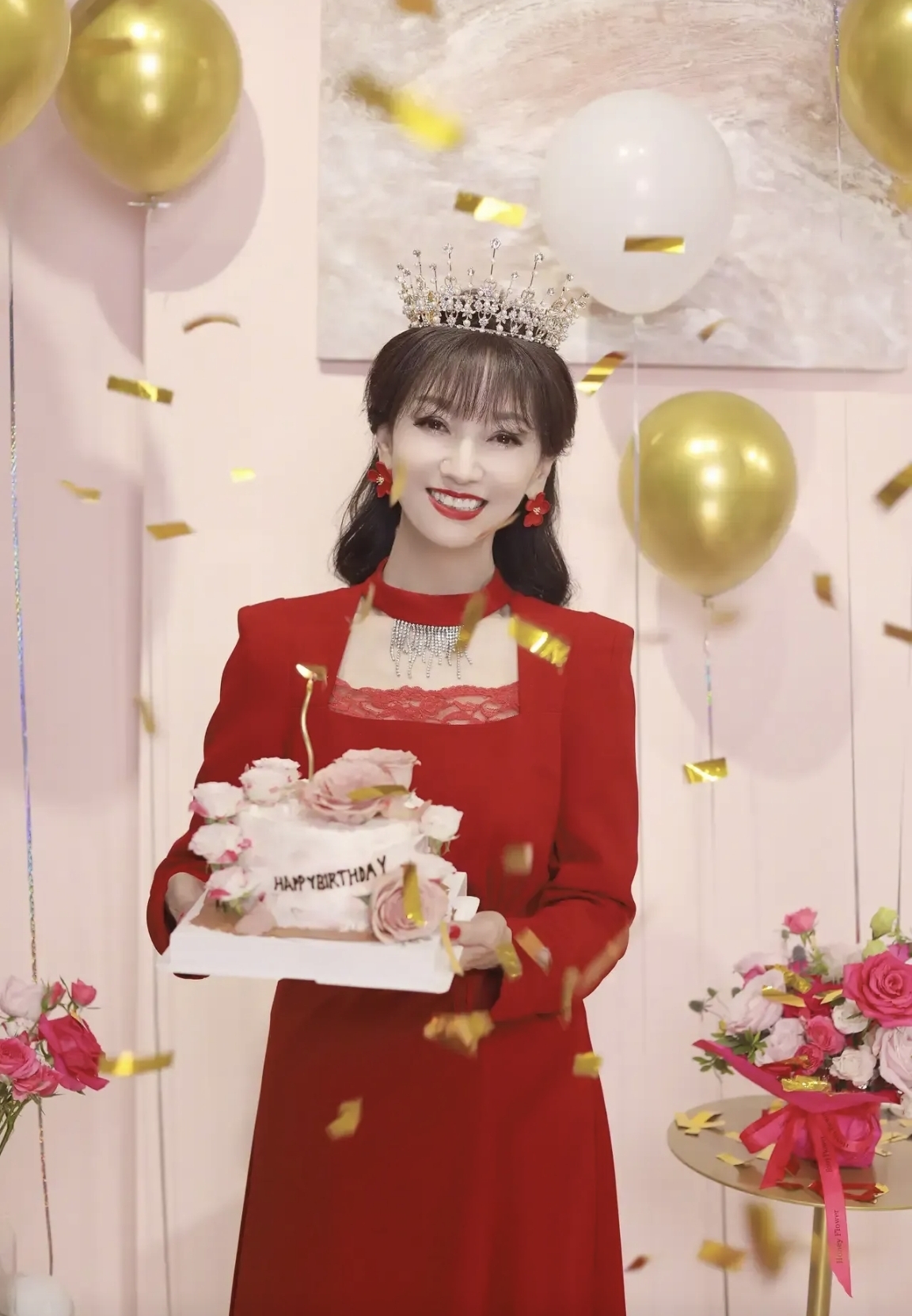 我们的女神赵雅芝70岁大寿这是一个70岁的小姑娘呀